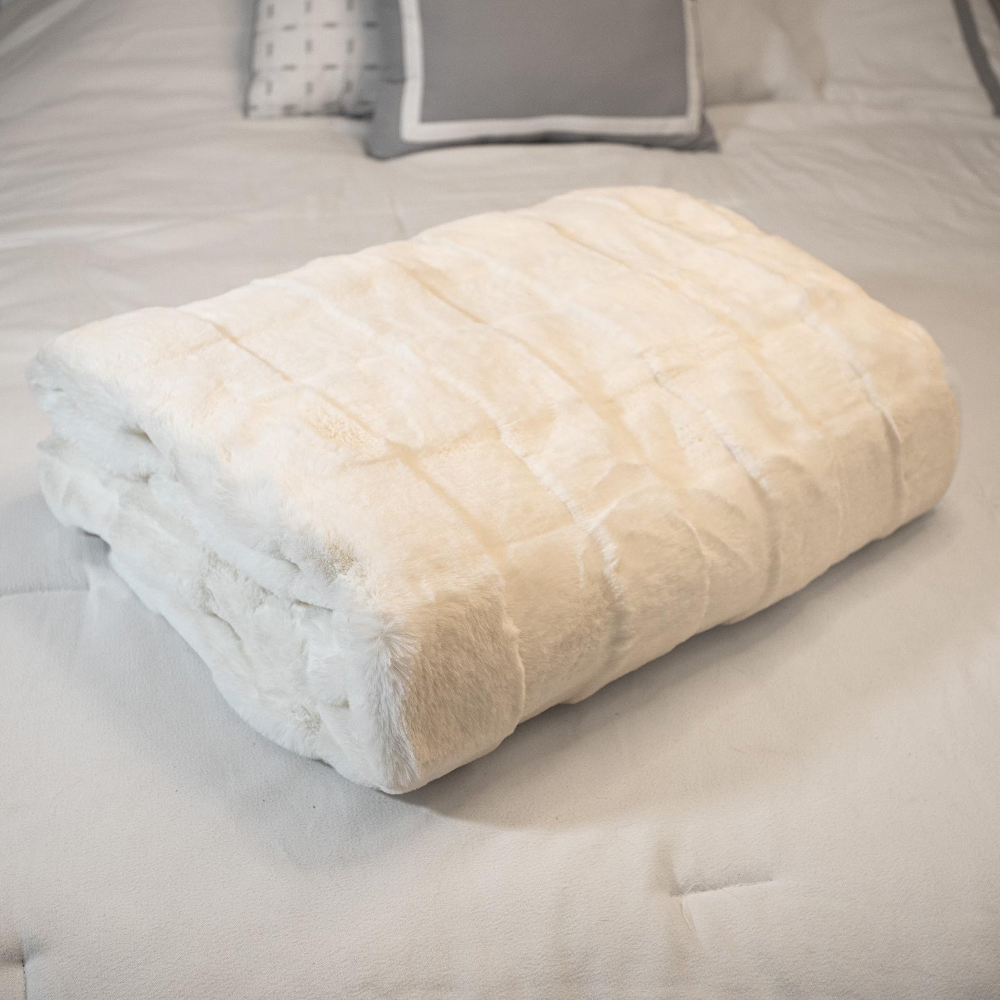 Lavish Home Faux Fur Blanket - 60x80-Inch Queen Size Throw Blanket with Plush Faux Fur Front and Mink Back - Bedding for Sofas and Beds (Cream)