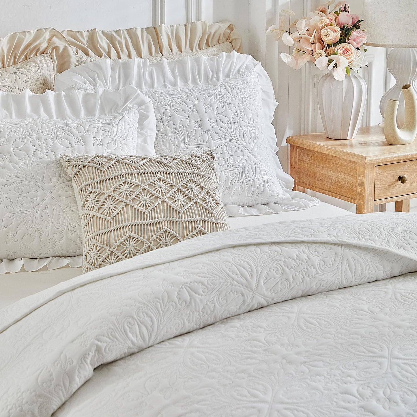 Ruffles Quilt Set Queen Size 96 * 96in - 3 Pieces Solid Shabby Chic Farmhouse Ruffled Bedding Rustic Coverlet Lightweight Fluffy Summer Oversized Bedspread with Shams for Women Men White