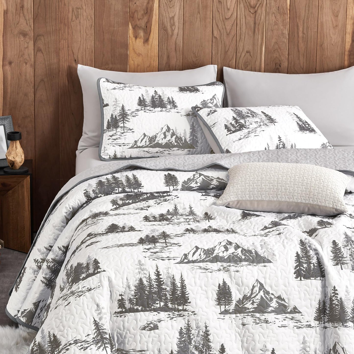 Wake In Cloud - Rustic Quilt Set, Cabin Forest Woodland Camping Theme with Lodge Mountain Print, Reversible Lightweight Bedspread Coverlet, 3 Pieces, Grey White, Queen/Full Size