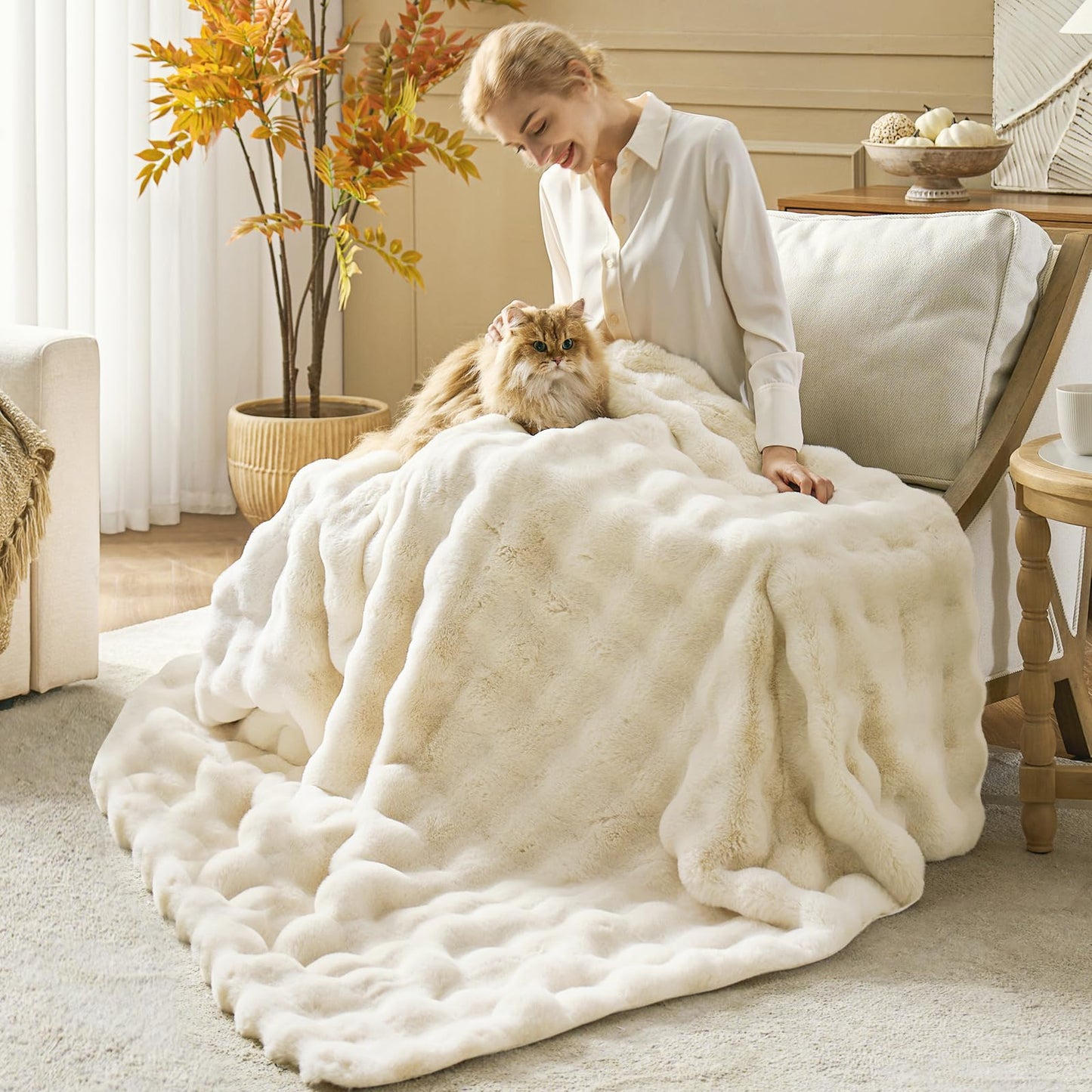 TINA'S HOME Faux Rabbit Fur Throw Blanket for Couch - Luxury Fuzzy Fleece Bubble Blanket, 1000GSM Thick Cozy Fluffy Plush Shaggy Blankets for Bedroom Living Room 60 * 80 Inches Cream White