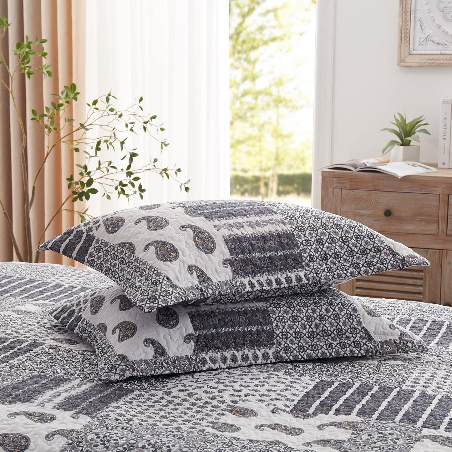 LEAONME Quilt Set King Size 3 Piece Bedspread Coverlet Lightweight Comforter Microfiber Reversible Bedding Set for All Season Oversized 98x106 Inch Bed Cover Paisley Gray (1 Quilt, 2 Pillow Shams)