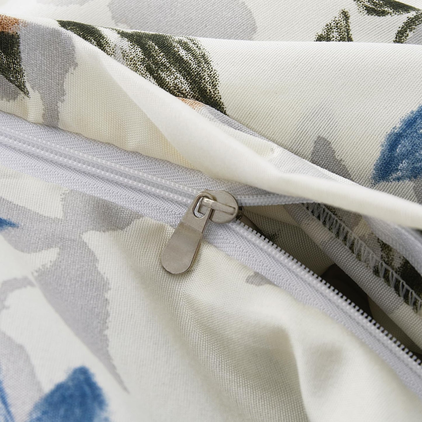 Vaulia Soft Microfiber Floral Duvet Cover King Size, Blue Leaves Botanical Print Pattern, Lightweight and Breathable Reversible Design, 3-Piece Set (1 Duvet Cover 2 Pillow Shams)