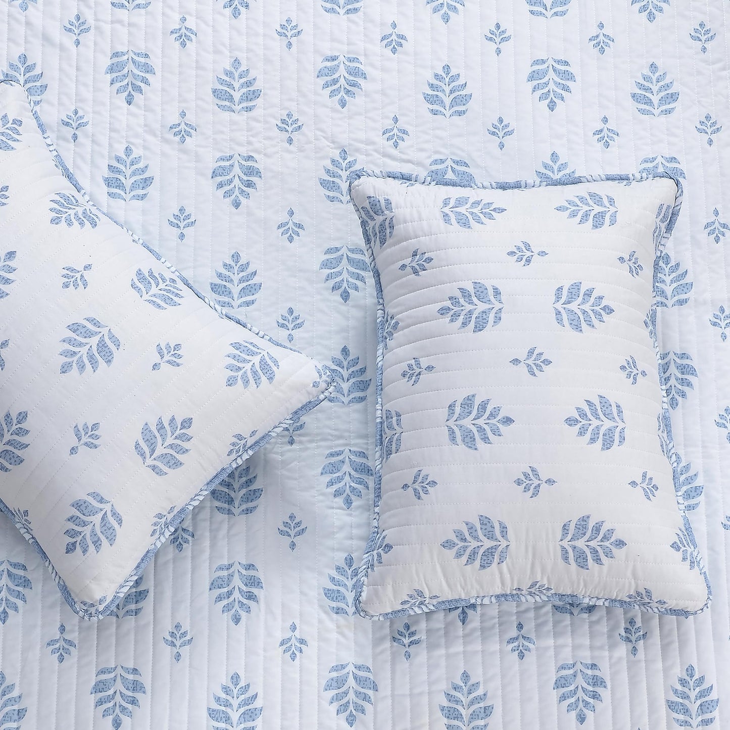 Great Bay Home Floral Full/Queen Quilt Set with Shams, French Floral Bedding Set, All-Season, Lightweight Bedspread. Reversible, Farmhouse Bedding. (Full/Queen, Colette).