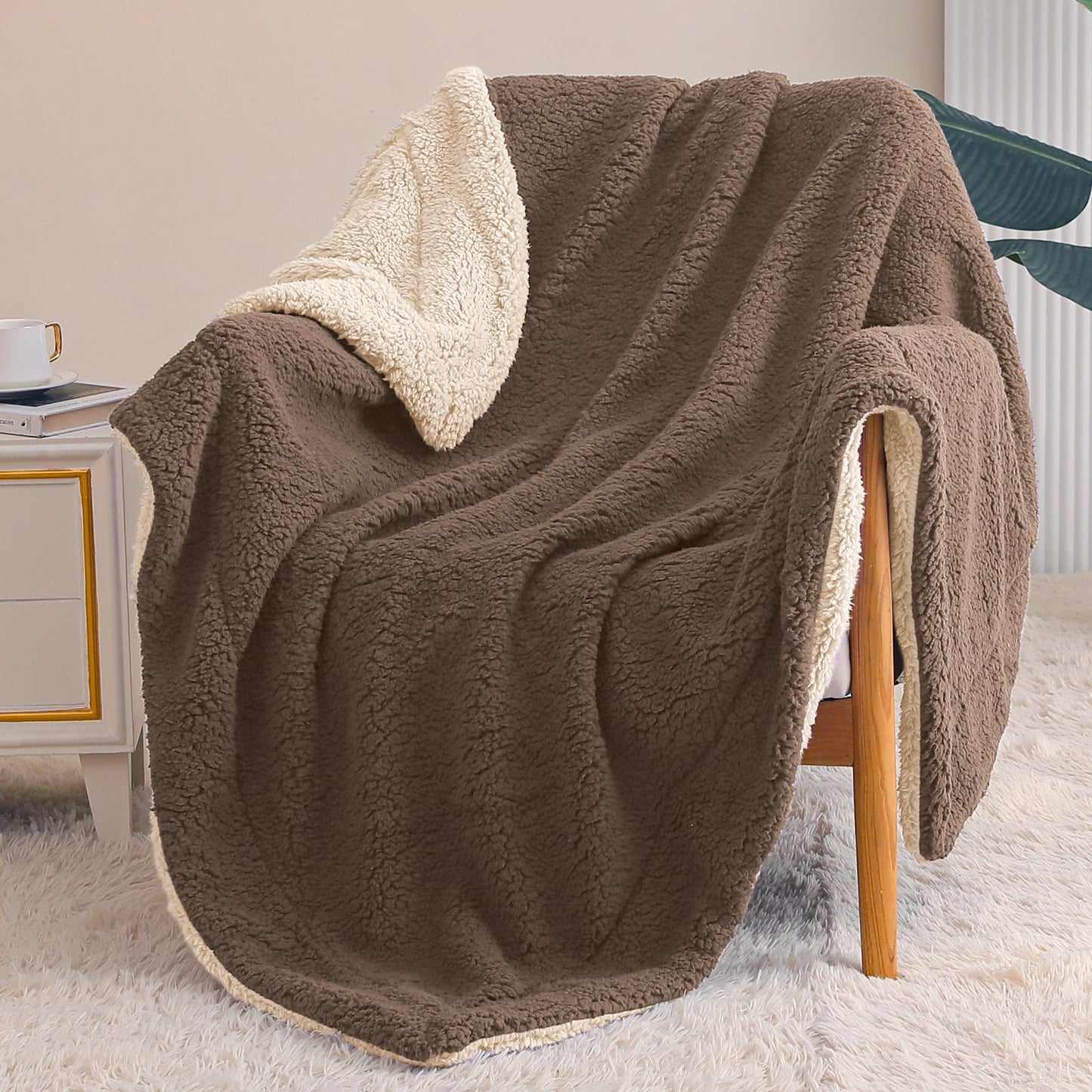 Exclusivo Mezcla Reversible Sherpa Throw Blanket for Couch, Thick and Warm Fleece Blankets for Winter, Soft Plush Fluffy, 50x60 Inches, Brown/Khaki