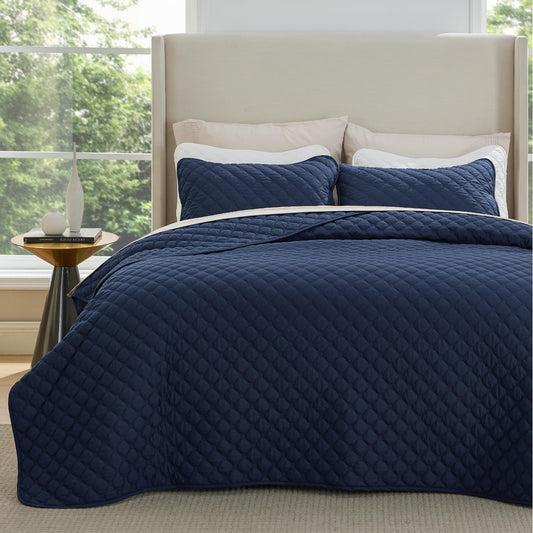 Bedsure King Size Quilt - Lightweight King Size Comforter Set with Classic Honeycomb Quilting, Soft Quilt Bedding Set, Navy Bedspreads Coverlet for All Seasons with 2 Pillow Shams (106" x 96")
