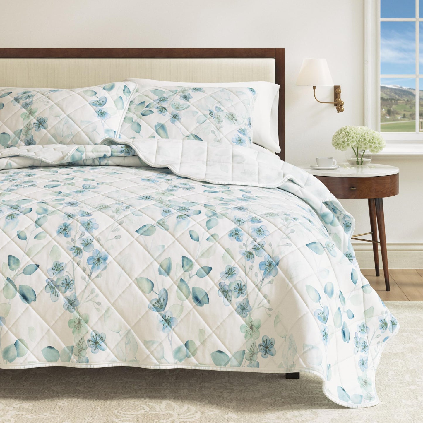 Great Bay Home Floral Quilt Set - 3-Piece Full/Queen Size Spring Bedding Set - Lightweight, All-Season, Reversible Bedspread (Blue/Green)