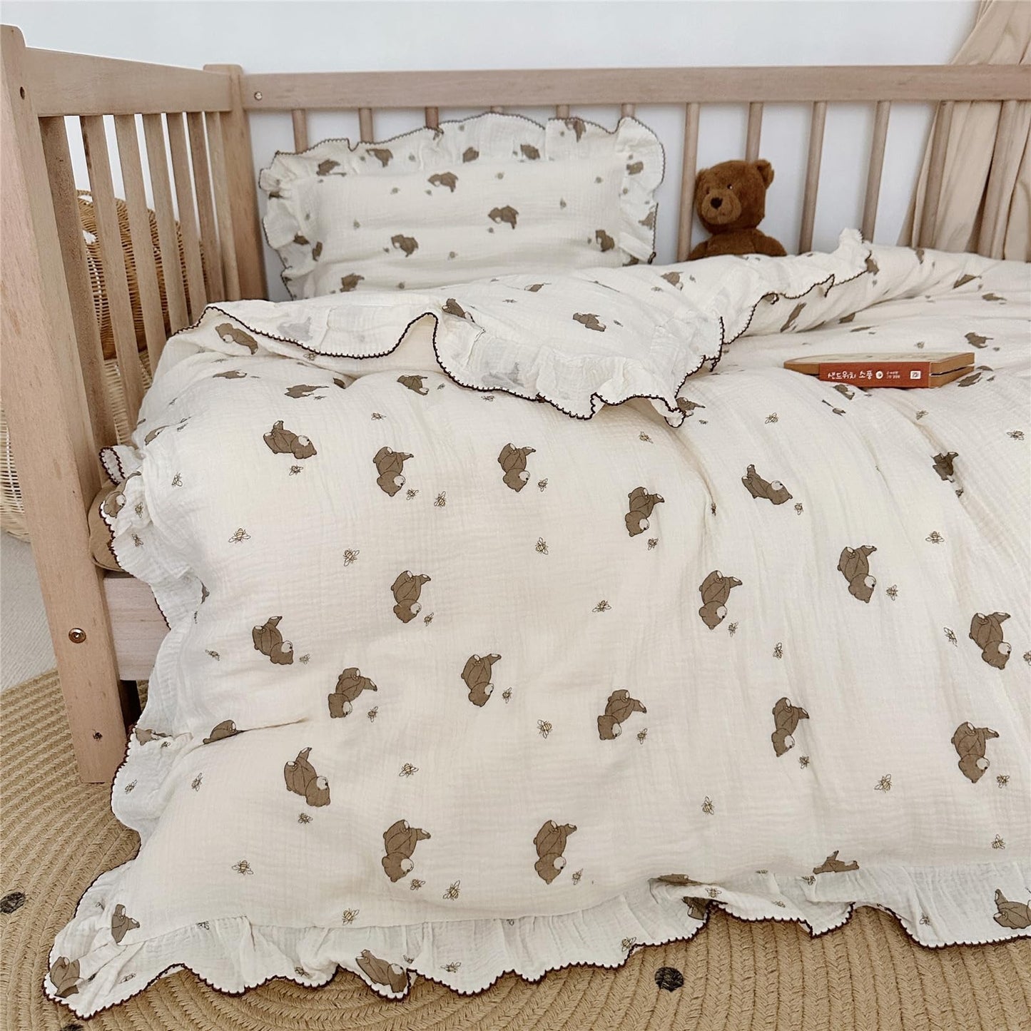 AOJIM Kids Bedding Duvet Cover 1 Piece with Little Bee and Brown Bear, Cotton Toddler 2-layer gauze Muslin Comforter Cover 47X59'', Ruffled Design Baby Duvet Protector for Girls Boys, Machine Washable