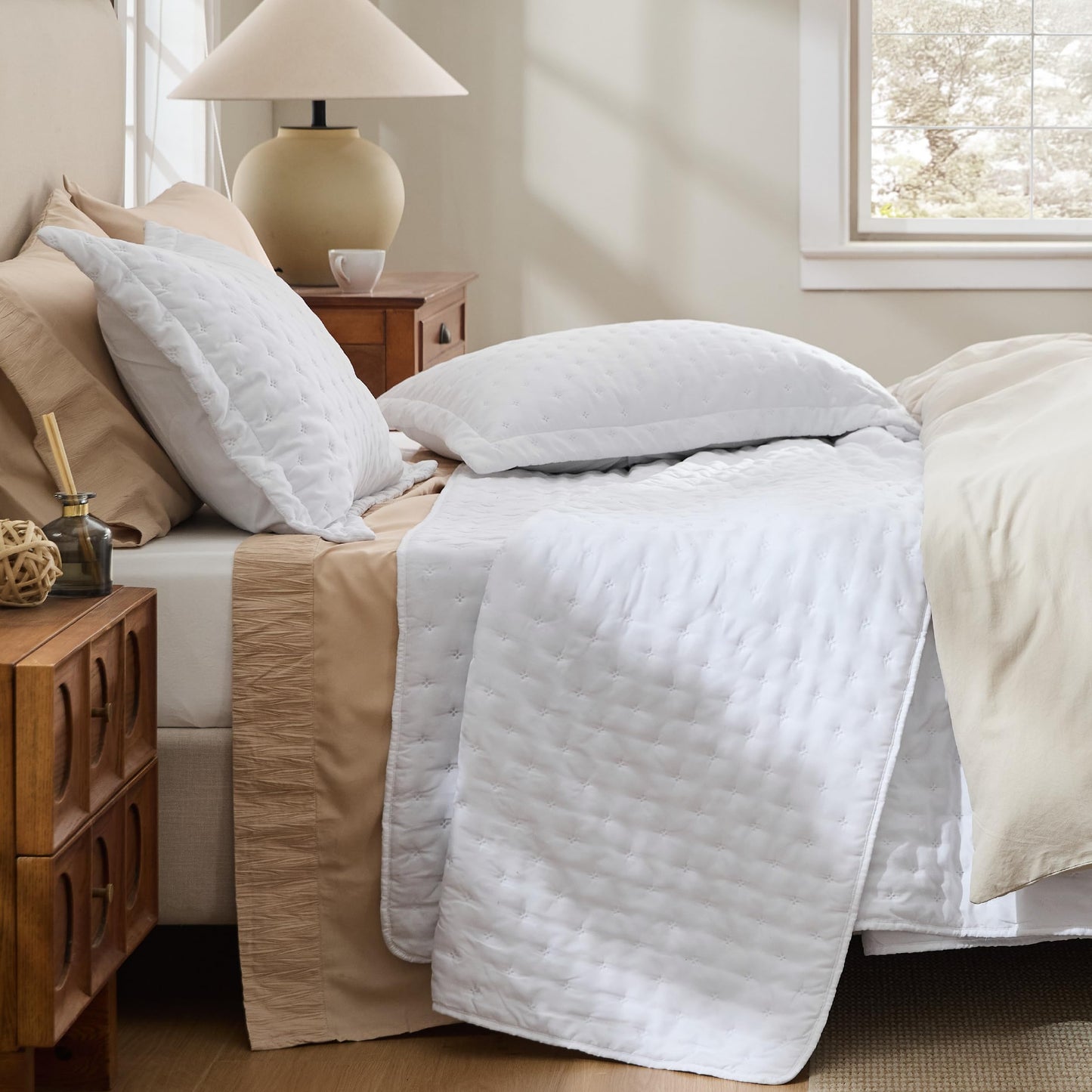 Bedsure Quilts Queen Size - Lightweight Comforter Queen Size for Summer, Bright White Bedspread Quilt with Clover Pattern, Soft Ultrasonic Coverlet, Modern All-Season Bedding, 90 x 96 Inches