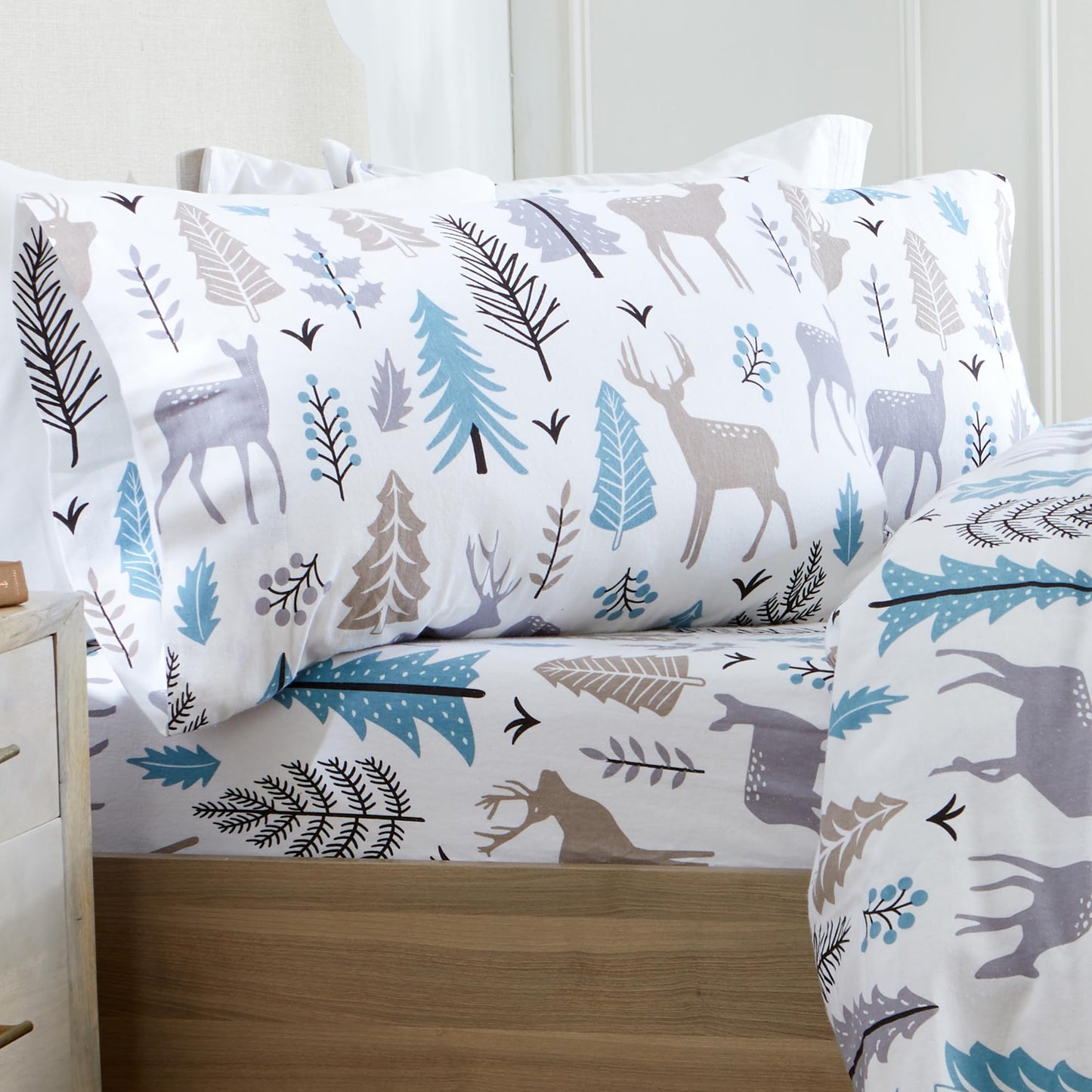 Market & Place 100% Turkish Cotton Flannel Sheet Set | 4 Piece Deep Pocket Novelty Cozy Winter Bed Sheets | Double Brushed for Extra Softness & Comfort | Alpine Collection (Queen, Holiday Deer)