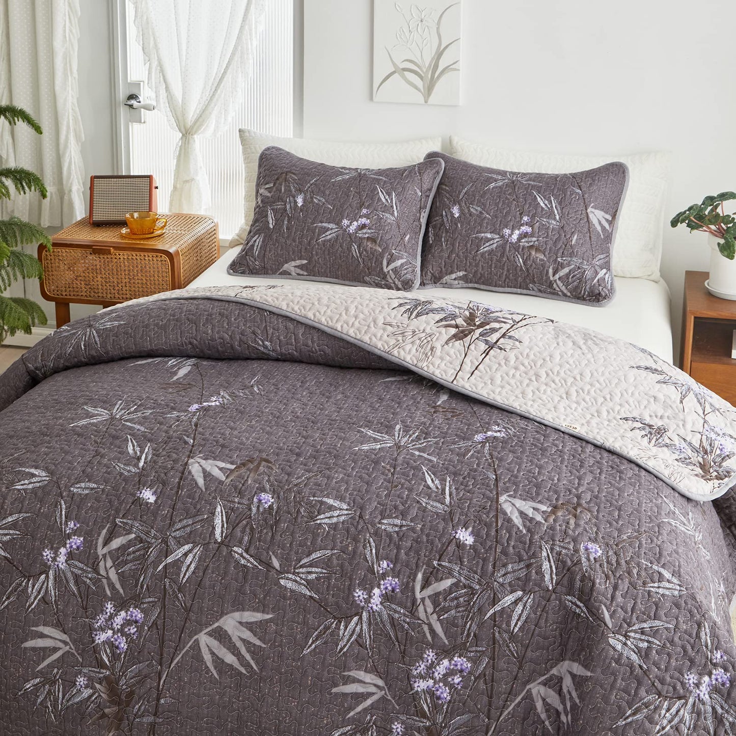 Flysheep Quilt Set 3 Pieces Full/Queen Size, Black Leaves Botanical Design Reversible Bedspread Coverlet Set, Soft Microfiber Lightweight Bed Cover for All Season (90" x 90", 1 Quilt+ 2 Pillow Shams)