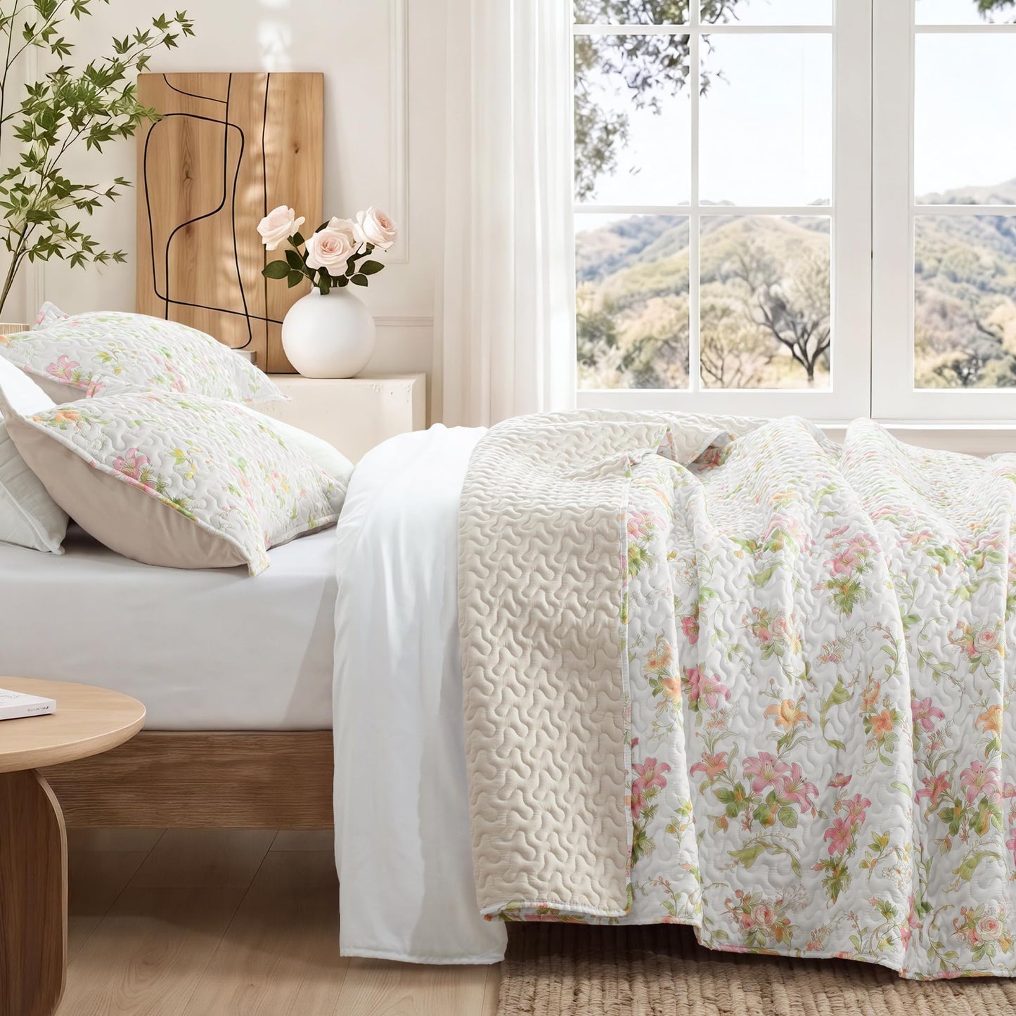 Exclusivo Mezcla Floral Quilt King Size, Faint Yellow King Size Quilt Bedding Set with Pink Lily Flowers Pattern, Reversible Lightweight Bedspreads Coverlets Bed Cover for All Seasons (104"x96")