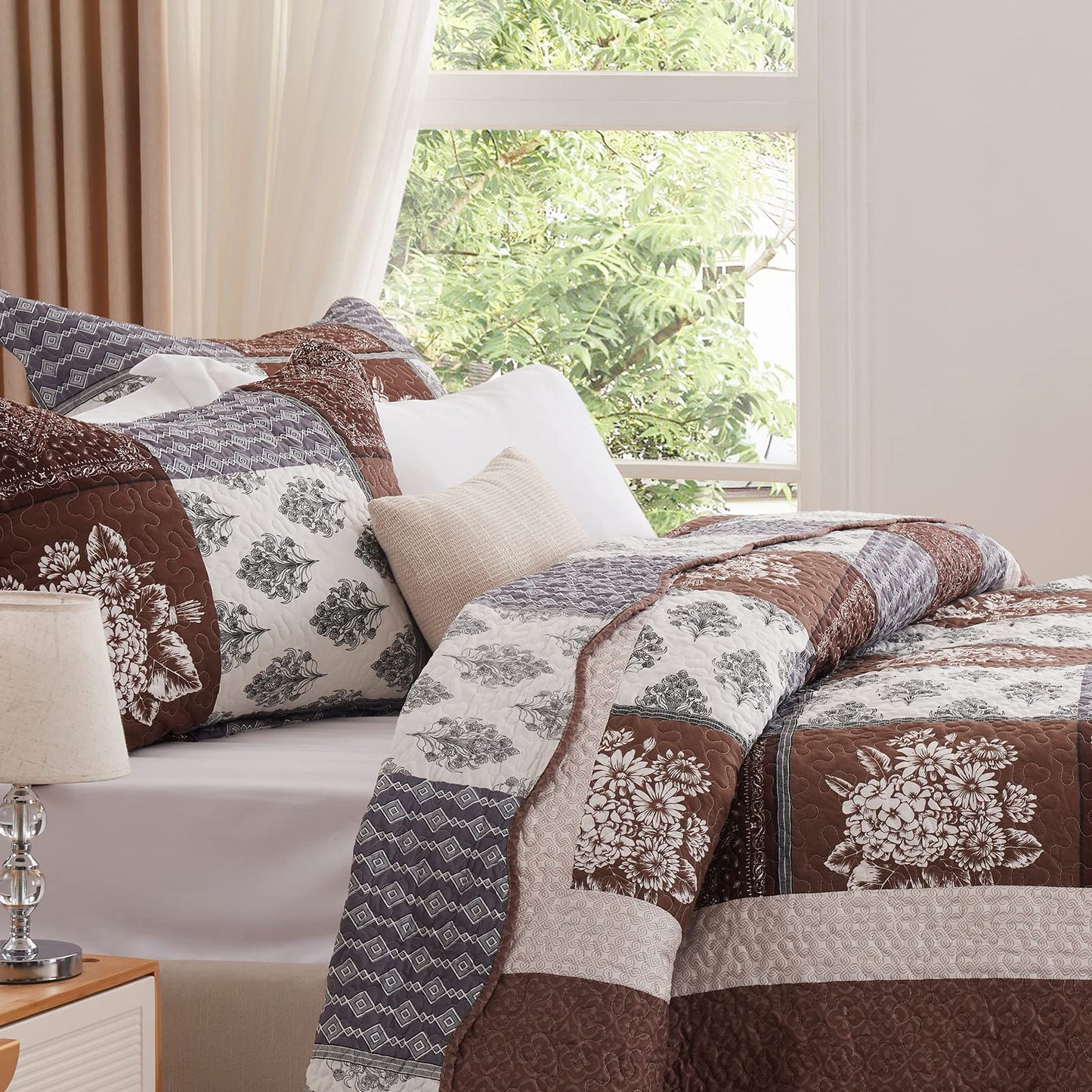 King Size Quilt Set 3 Pieces Lightweight Reversible Bedspread-98''x106'' Soft Patchwork Border Floral Coverlet Luxurious Warm Microfiber Bed Cover All Season Brown Bedding Set(1 Quilt,2 Pillow Shams)