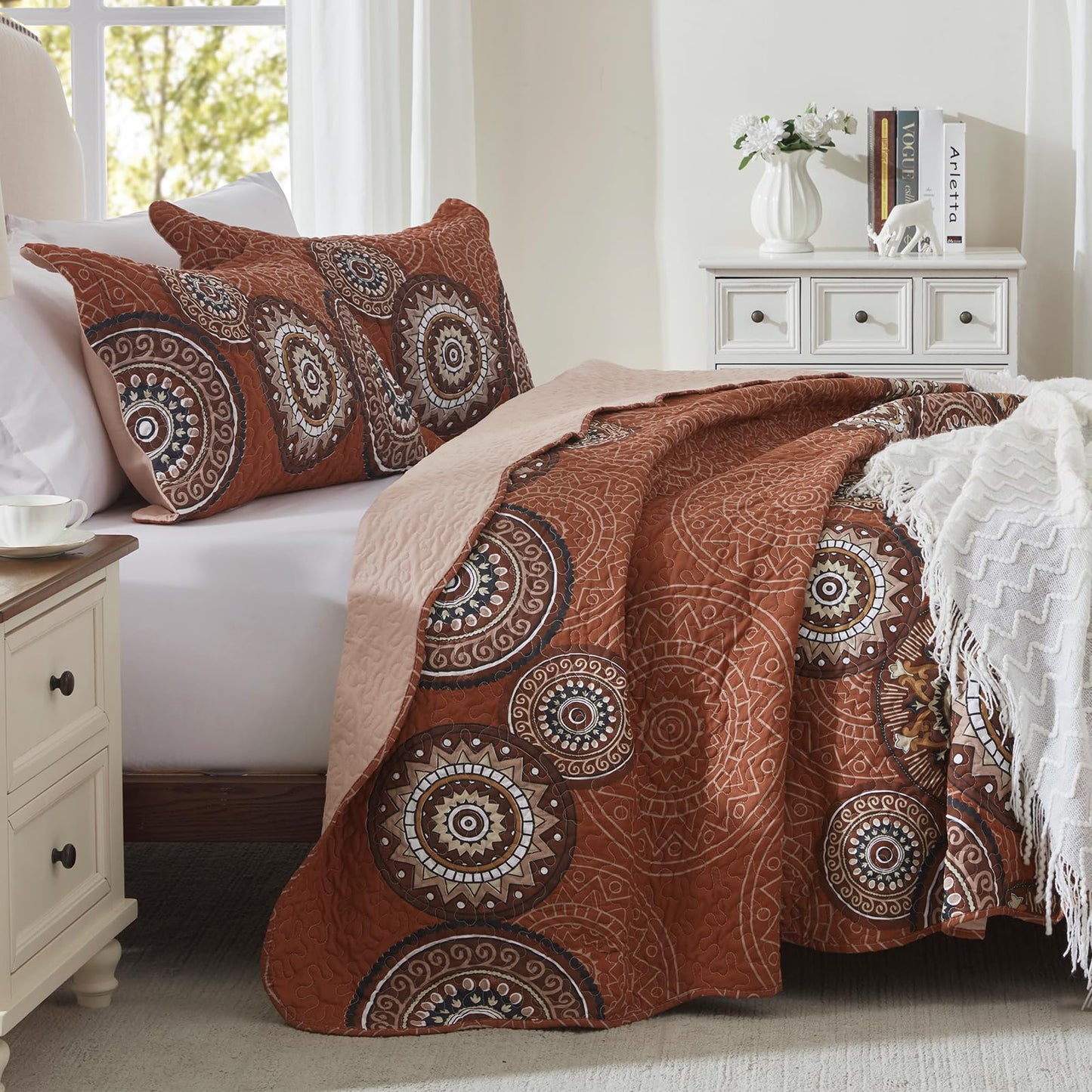 LEAONME 3 Pieces King Size Burnt Orange Rust Quilt Set Lightweight Oversized Bedspread 98''x106'' Soft Microfiber Floral Coverlet Luxurious Warm Bed Cover for All Seasons (1 Quilt, 2 Pillow Shams)