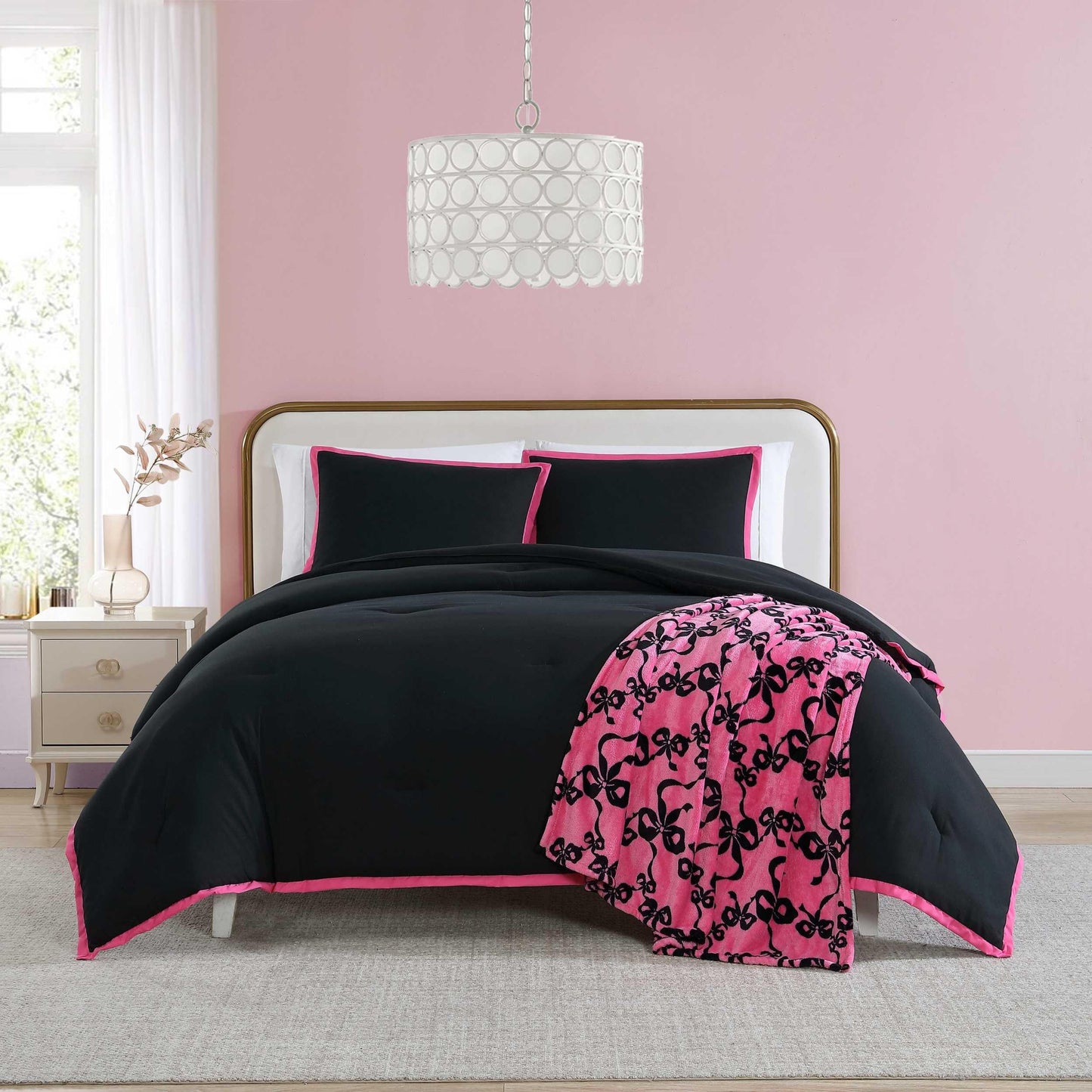 Betsey Johnson - Queen Comforter Set with Shams & Bonus Plush Throw Blanket, Soft & Lightweight Bedding, Dorm Room Essentials, Signature Hotel Solid Black