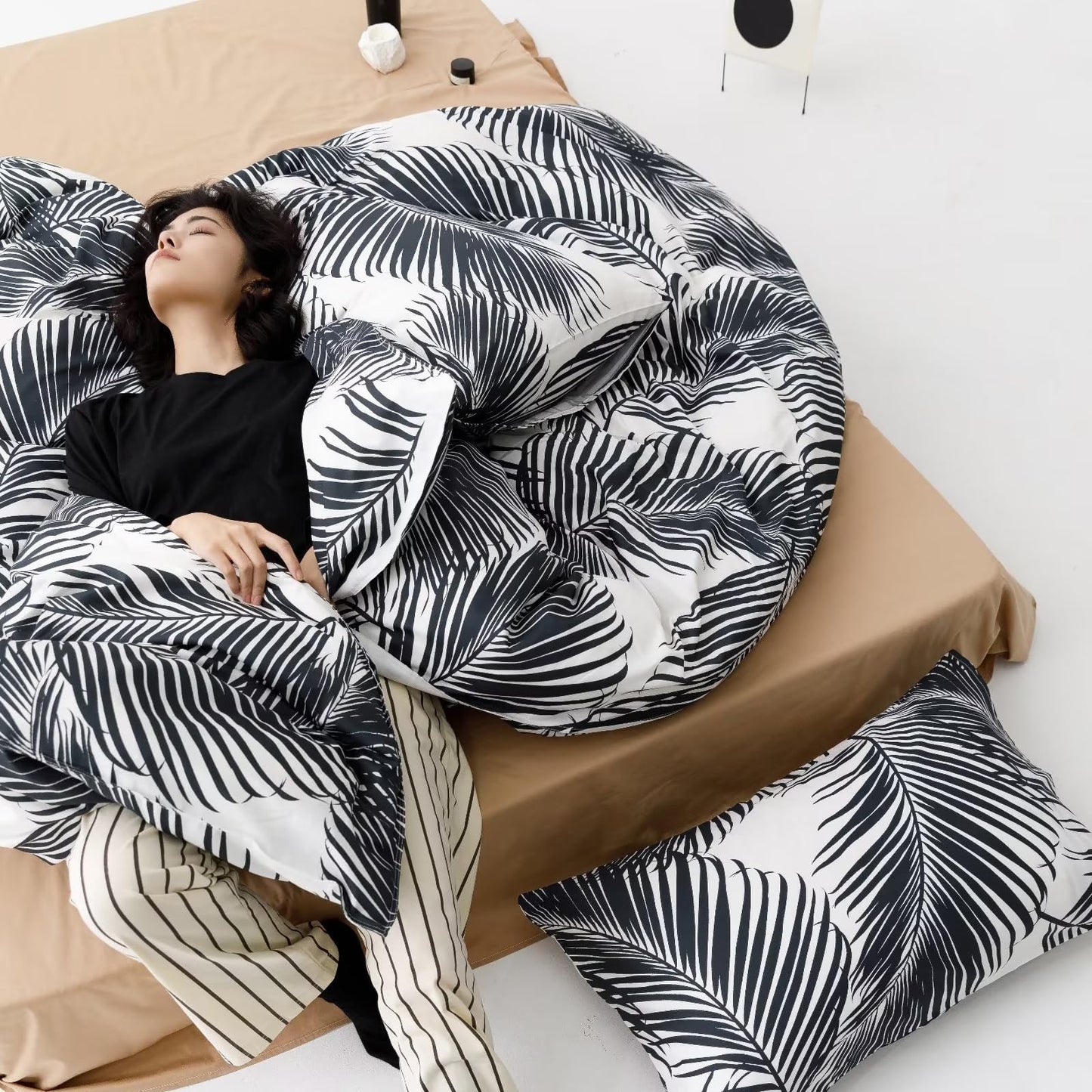 karever Black Leaves Comforter Queen & White Palm Leaf Printed Sets Modern Boho Tropical Botanical Bed Quilts for Women Men Soft Floral Comforters, Queen(90''*90'')