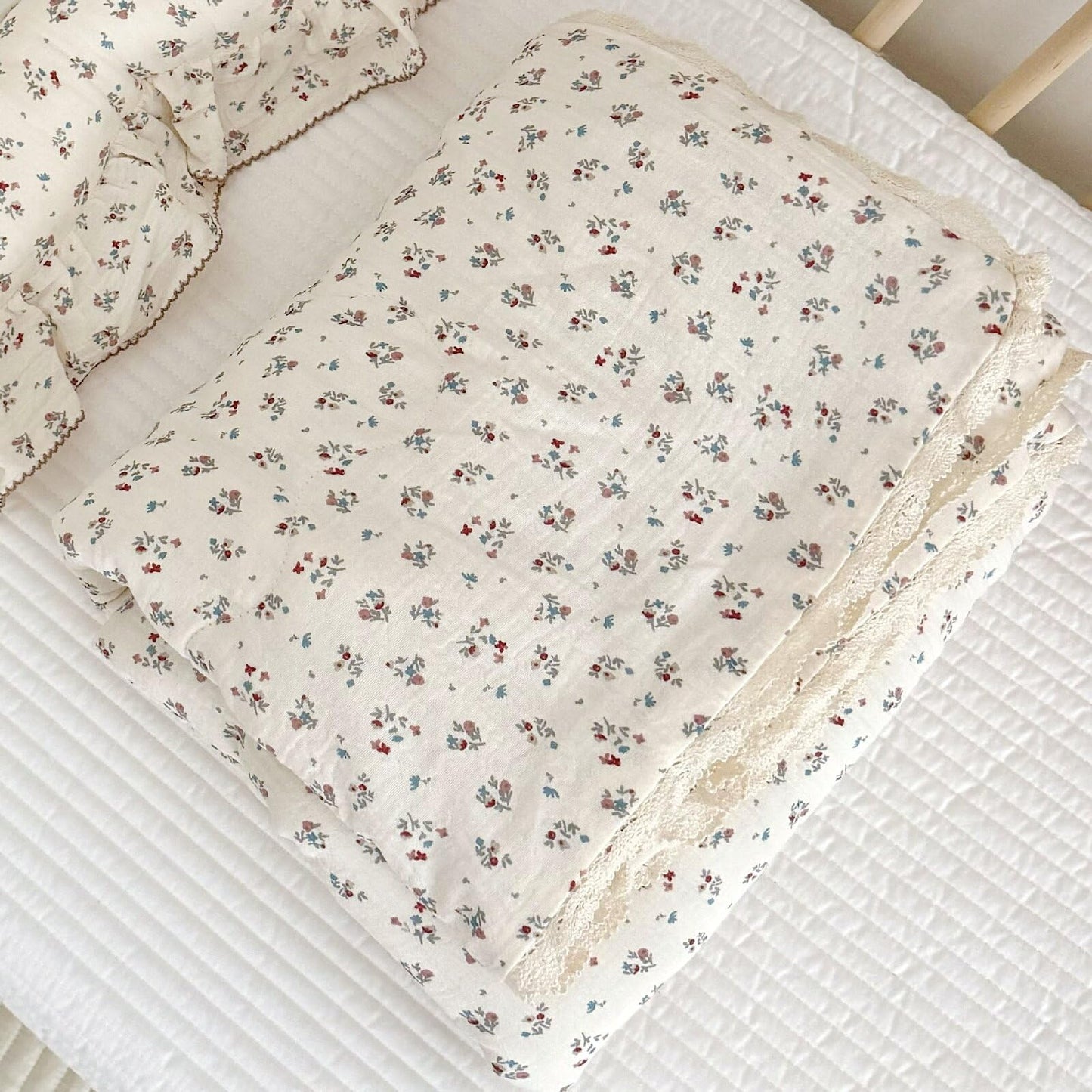 BuLuTu Elegant Floral Muslin Quilt Blankets for Kids Boys Girls Toddler Bed Blanket with Lacey Edges Soft Lightweight Toddler Comforter Crib Quilt for All Seasons, 47x59 Inches