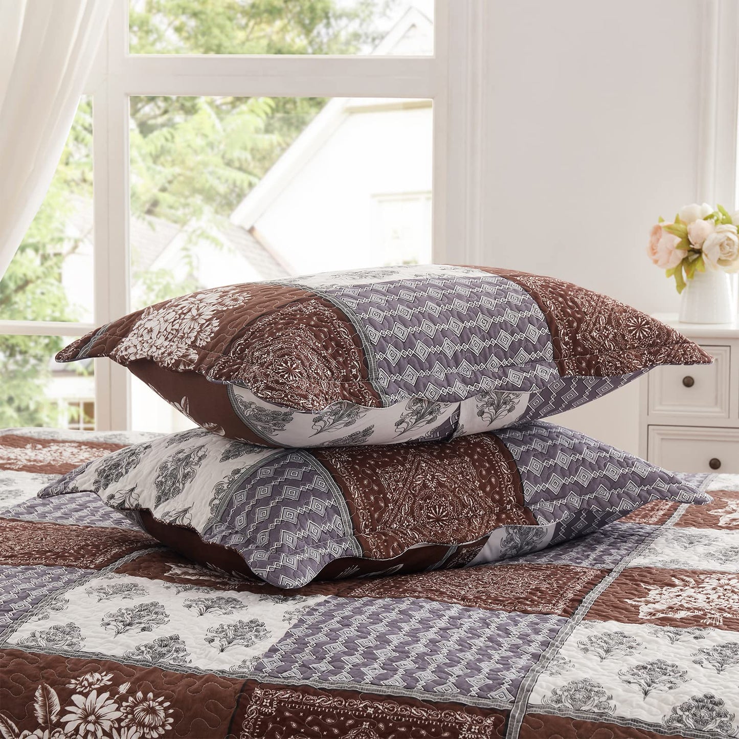 King Size Quilt Set 3 Pieces Lightweight Reversible Bedspread-98''x106'' Soft Patchwork Border Floral Coverlet Luxurious Warm Microfiber Bed Cover All Season Brown Bedding Set(1 Quilt,2 Pillow Shams)