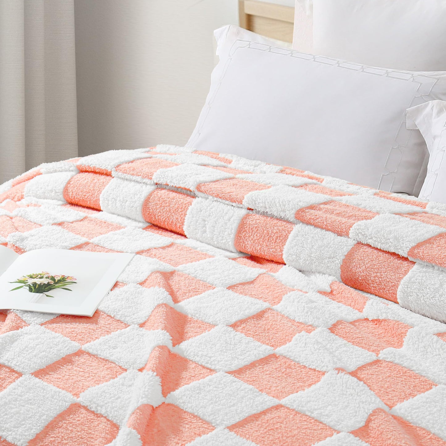 Exclusivo Mezcla Fleece Blanket Twin Size, Cozy Lightweight and Fuzzy Checkered Blankets for Couch or Bed, Suitable for All Seasons, Pink, 60" x 80"