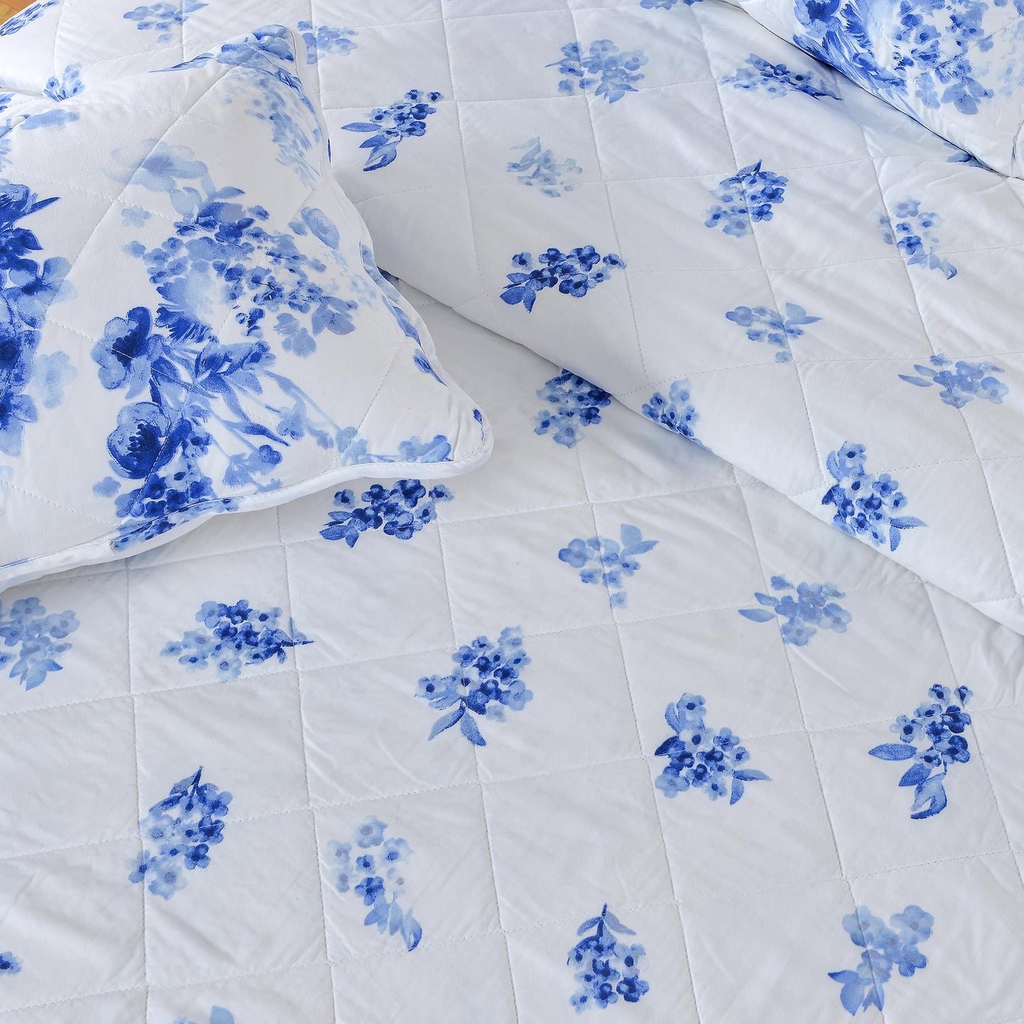 Great Bay Home Floral Full/Queen Quilt Set with Shams, Blue Floral Bedding Set, All-Season, Lightweight Bedspread. Reversible, Farmhouse Bedding. (Full/Queen, Jacqueline)