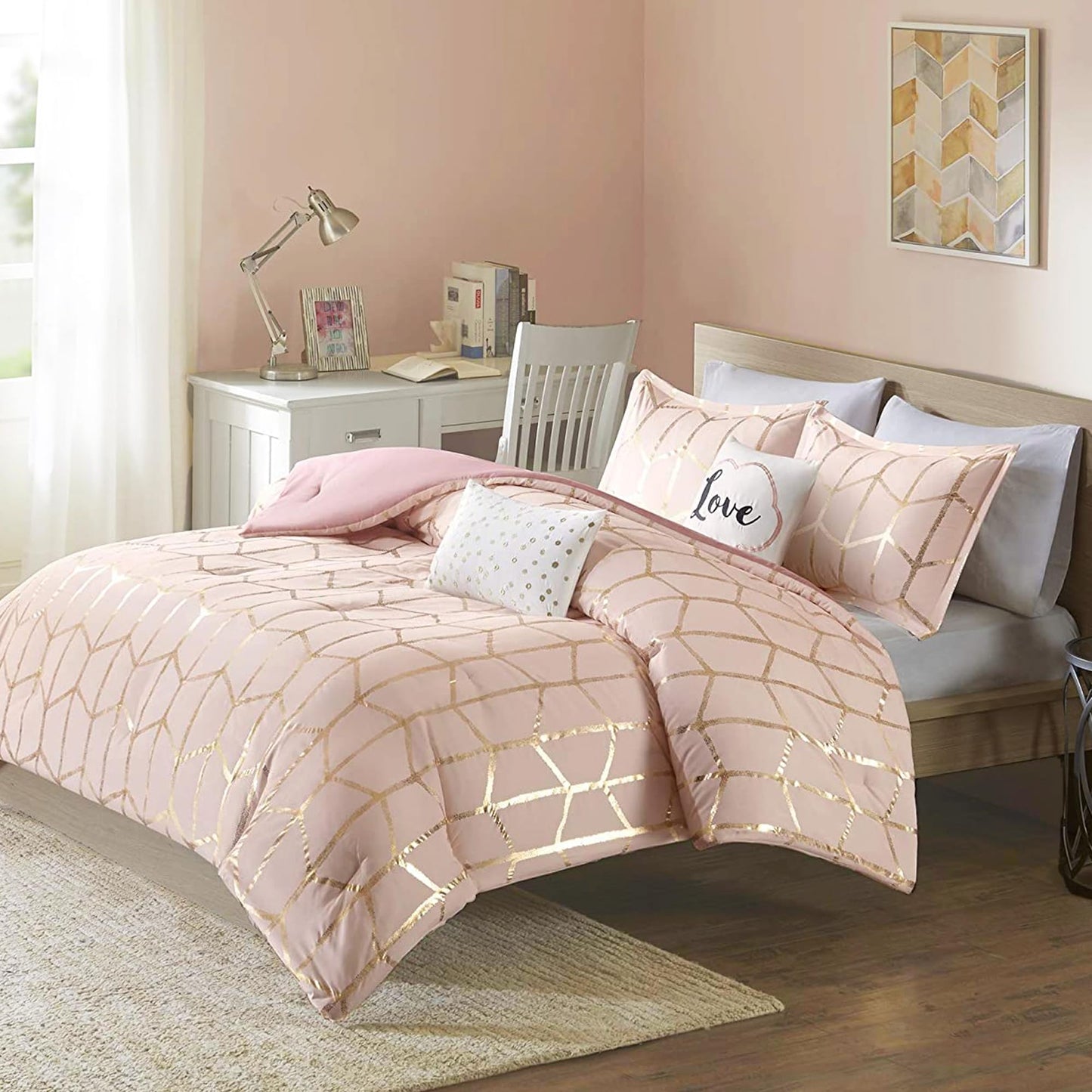 Intelligent Design Raina King/Cal King Comforter Set, Soft Microfiber, Modern Geometric Metallic Bed Set, 5 Pieces College Bedding with 2 Shams, 2 Toss Pillows Blush/Gold