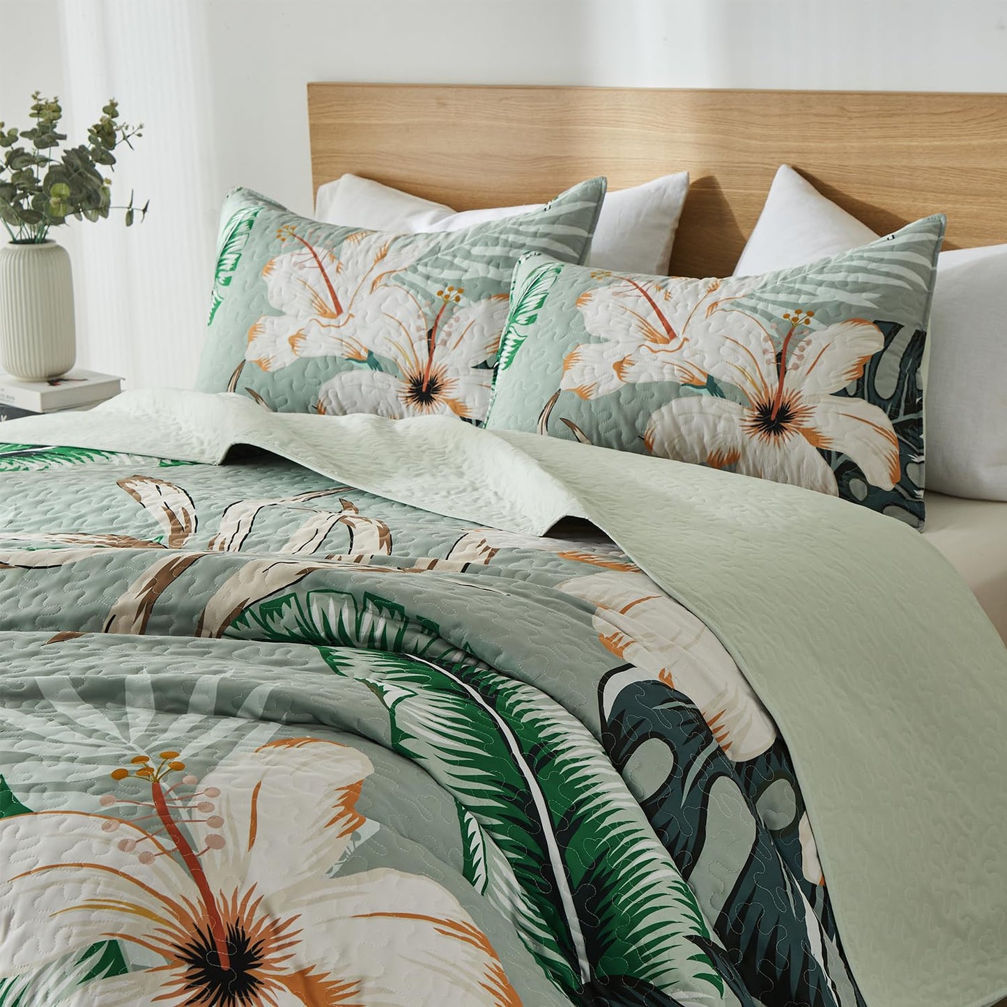 Yogeneg King Quilt Bedding Set,White Botanical Pattern Sage Green King/Cal King Quilt Set,3 Piece Lightweight Soft Summer Bedspread Coverlet with 2 PIillow Shams,All Season(Sage Green,110"x96")