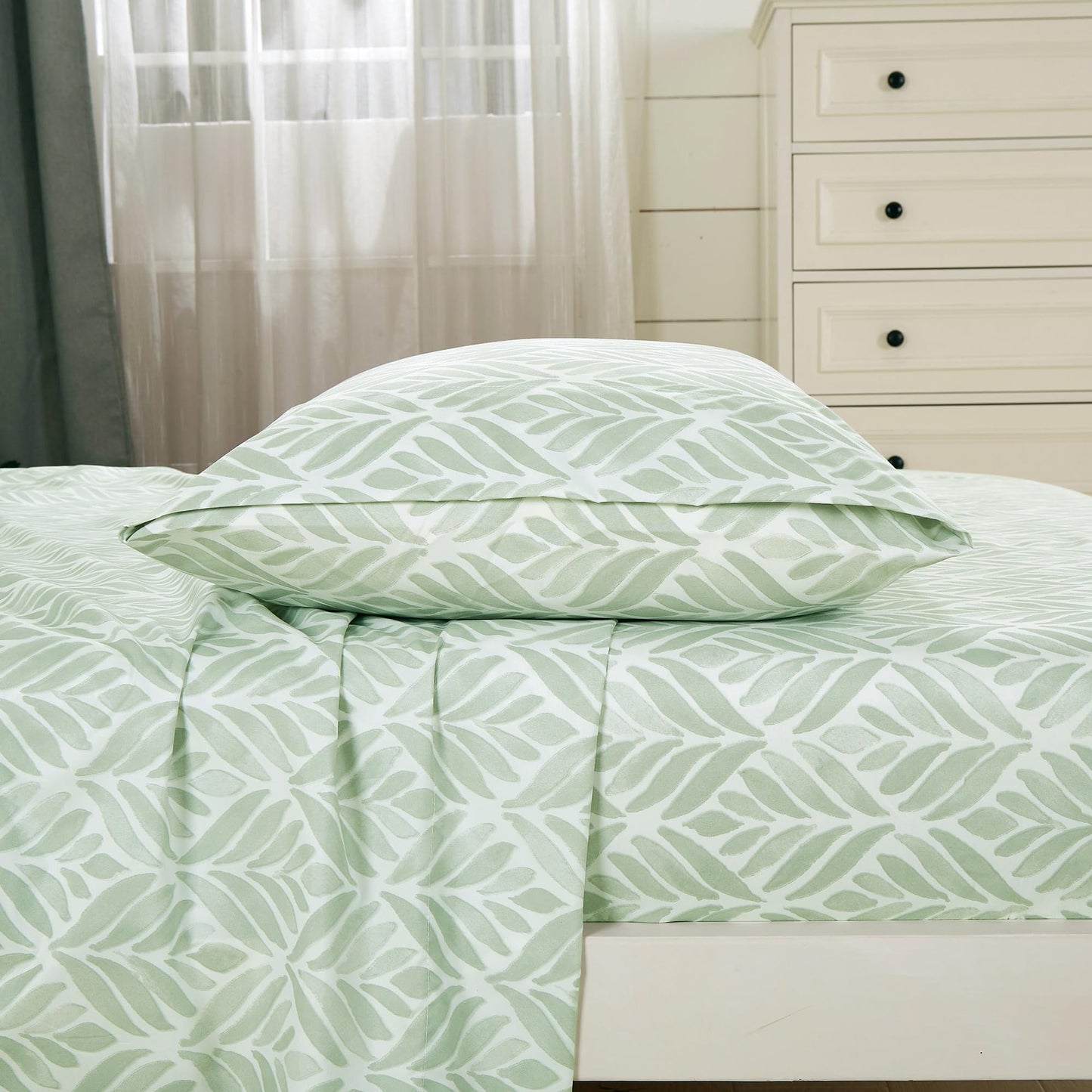 Chezmoi Collection Medina 4-Piece Tranquil Leaf Bed Sheet Set - Soft Green White Leaves Printed Microfiber 14-Inches Deep Pocket Sheets & Pillowcases Set, California King