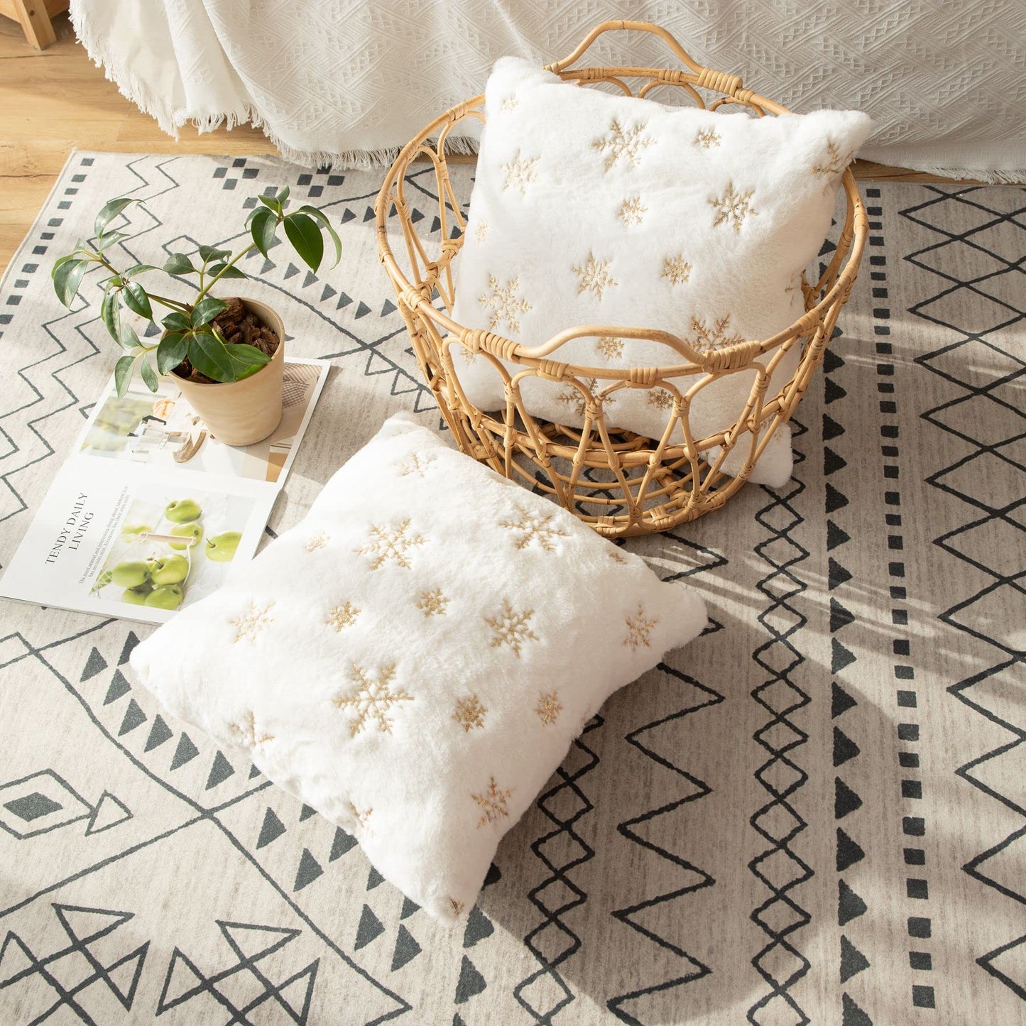 LIGICKY Set of 2 Fluffy White Faux Fur Pillow Covers with Gold Sequin Snowflakes Throw Pillows Decorative Soft Furry Sparkling Square Cushion Cases for Sofa Bedroom Party Décor, 18 x 18 inch