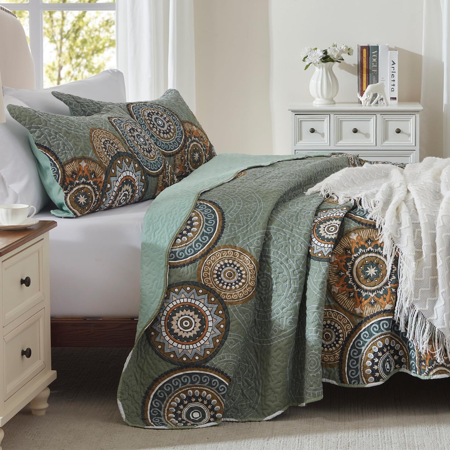 LEAONME 3 Pieces King Size Olive Green Quilt Set Lightweight Oversized Bedspread 98''x106'' Soft Microfiber Floral Coverlet Luxurious Warm Bed Cover for All Seasons (1 Quilt, 2 Pillow Shams)