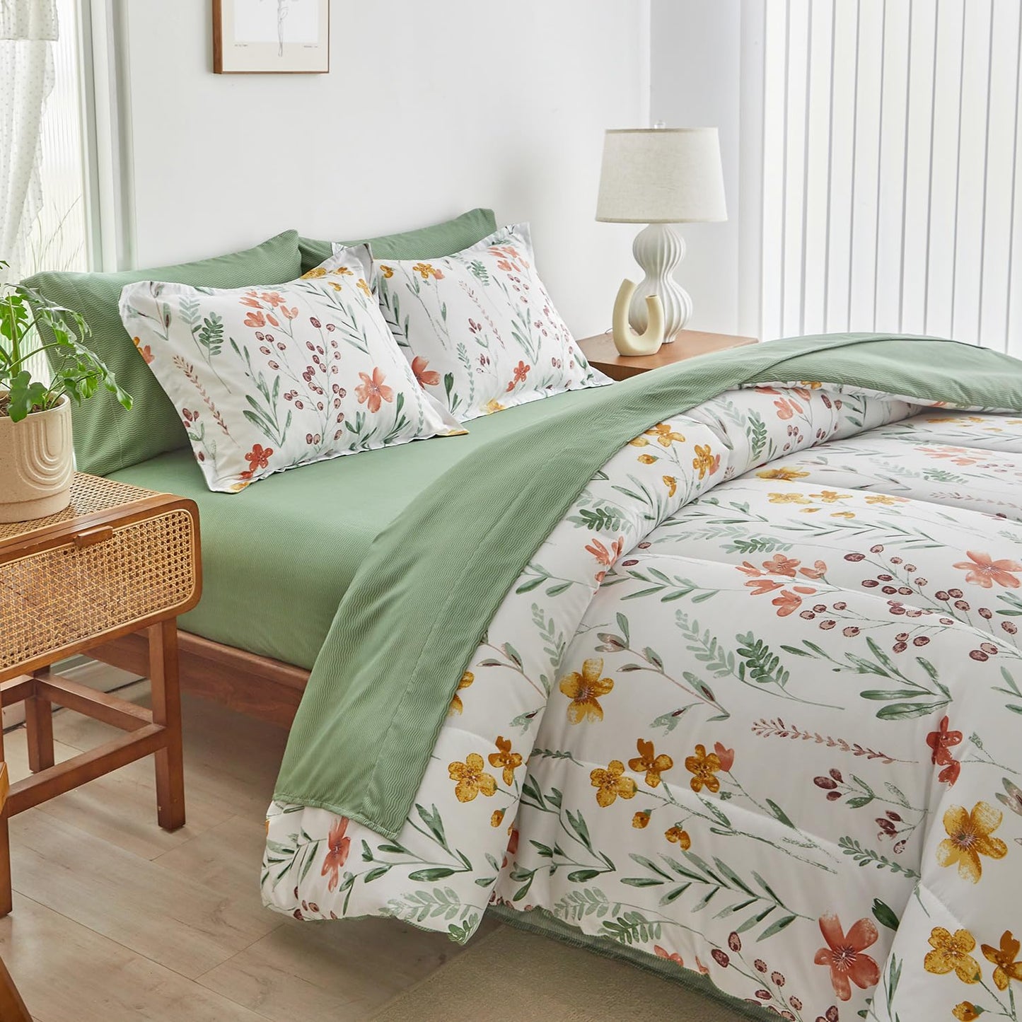 AIKASY Bed in a Bag 7 Pieces Queen Size - Floral Print - Soft Microfiber, Reversible Bed Comforter Set (1 Comforter, 2 Pillow Shams, 1 Flat Sheet, 1 Fitted Sheet, 2 Pillowcases)（White,Queen）