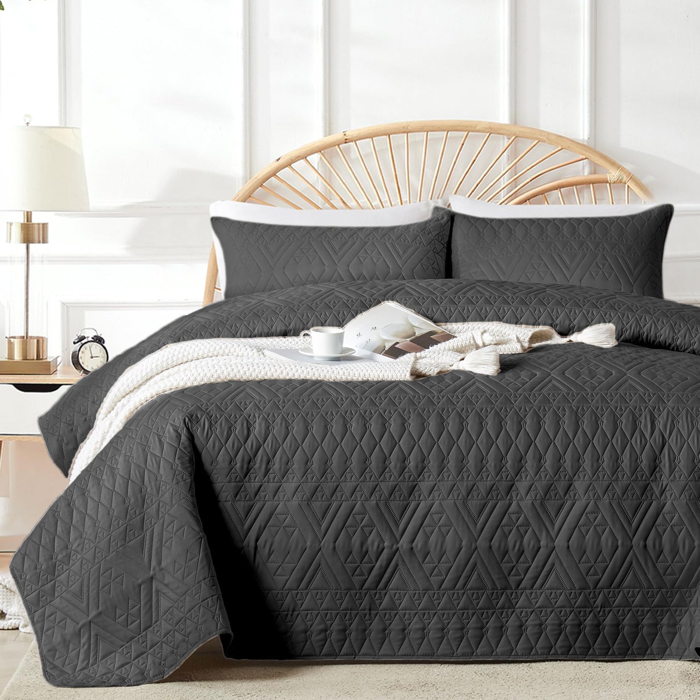 akkialla King/Cal King Size Quilt Bedding Set,Black Lightweight Microfiber Soft Bedspread,Modern Style Geometric Pattern Coverlet Set for All Seasons,3 Piece(1 Quilt,2 Pillow Shams)