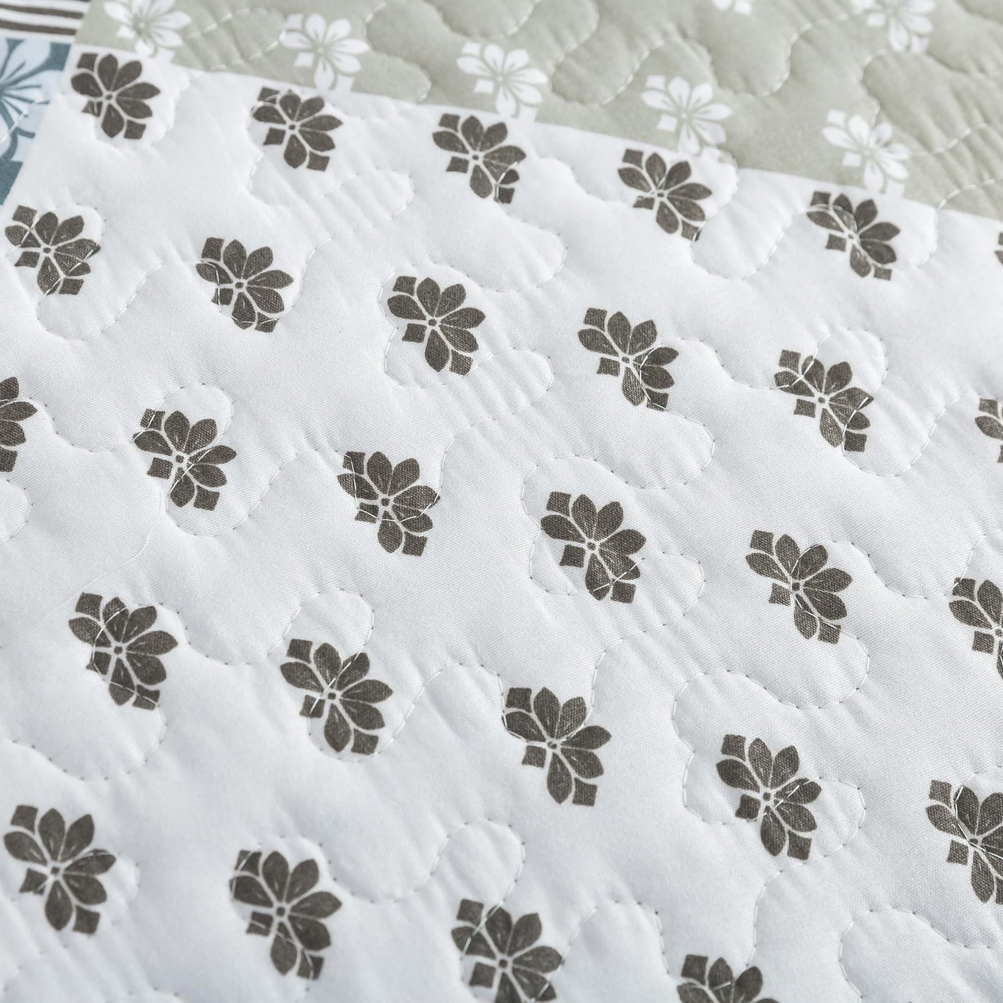 Etwel Lightweight Patchwork Queen Size Quilt Set - Breathable Reversible Cotton Bedspread for Hot Sleepers, Farmhouse Floral Bedding Set with 2 Pillow Shams for All Season (90"x98", Gray Flower)