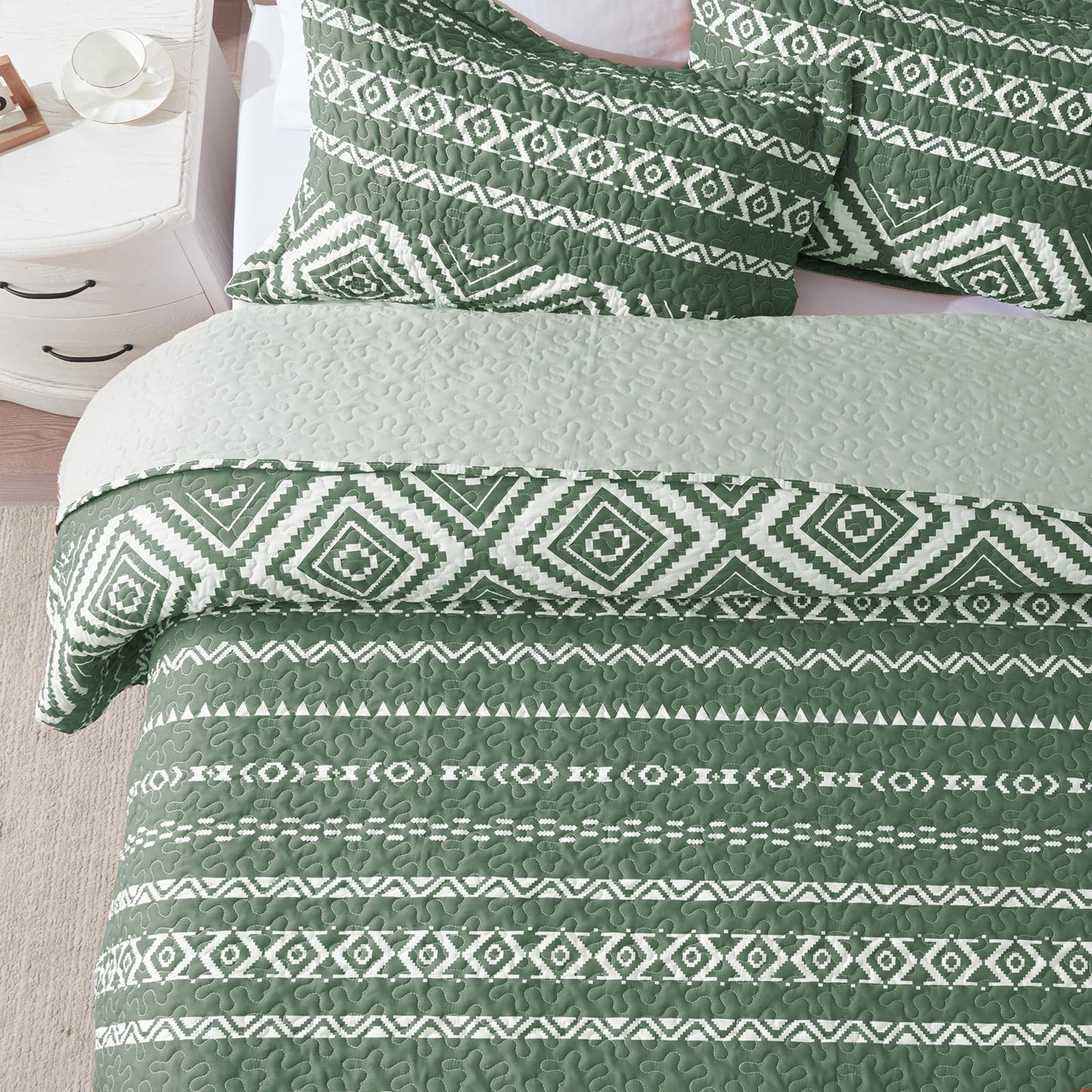 LEAONME 3 Pieces King Size Olive Green Quilt Set with Checkered Pattern Lightweight Oversized Bedspread 98''x106'' Soft Coverlet Warm Bed Cover for All Seasons (1 Quilt, 2 Pillow Shams)