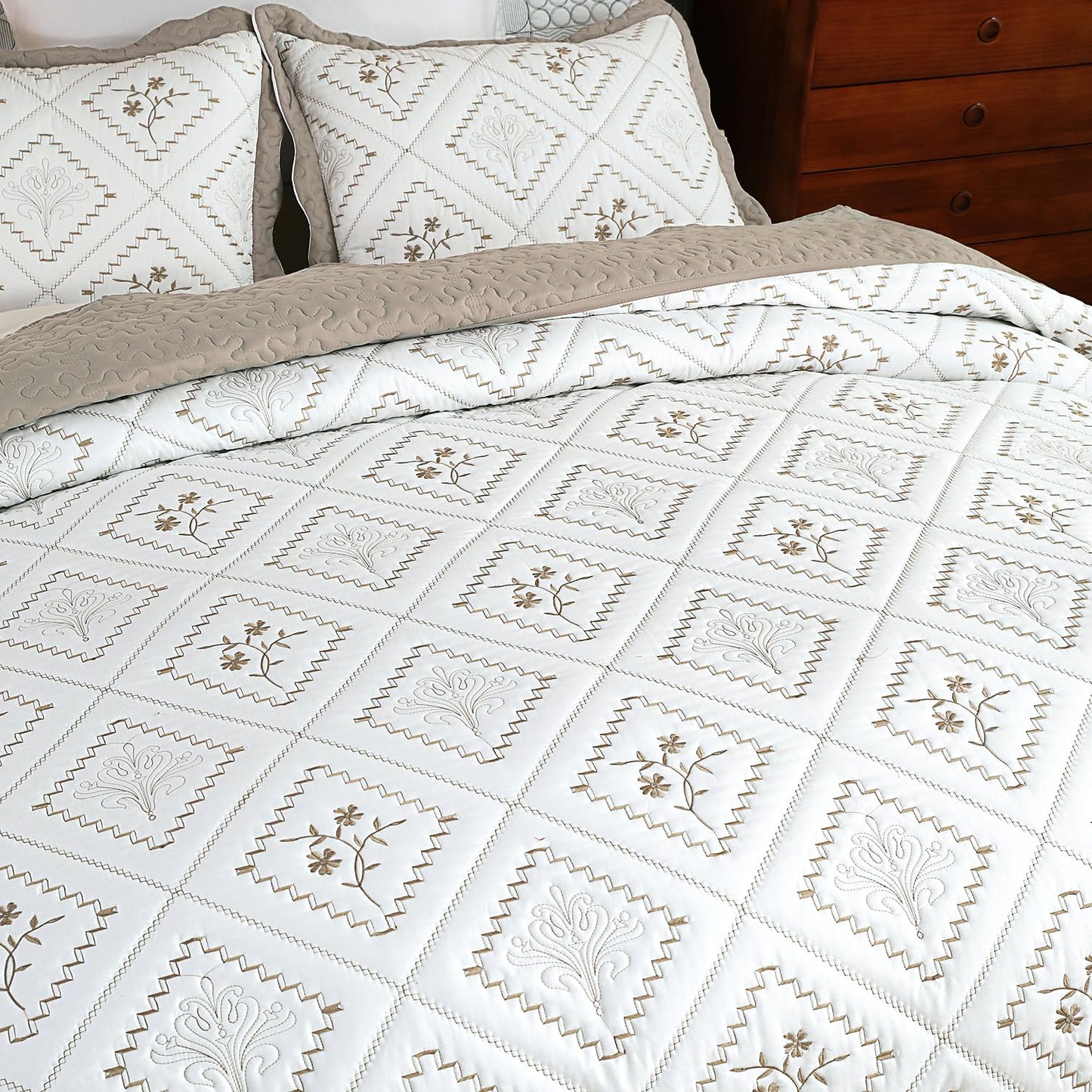 Cmfshape Floral Embroidery Quilt Set,3 Pieces Oversized King Quilt Bedding Set,Classic Diamond Pattern Quilts,Ultra Soft Lightweight Reversible Bedspread Coverlets for All Season(Taupe,120"x120")