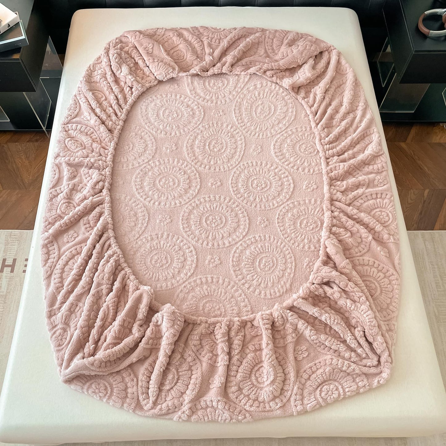 LweiPsqLin Twin Fitted Sheet Only - Deep Pocket Fluffy Velvet Fitted Bed Sheet - Ultra Soft, Wrinkle & Fade Resistant, Boho Floral Light Pink Bedding
