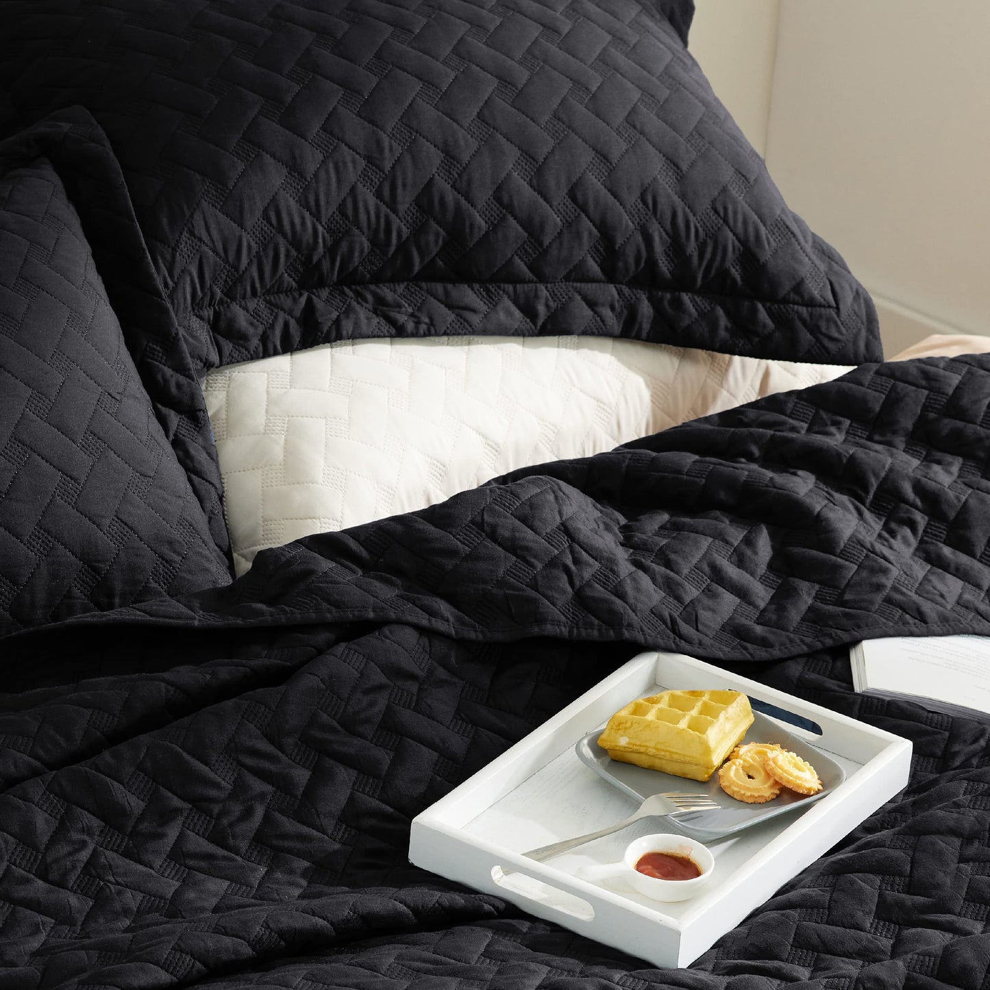 Bedsure Quilts King Size - Lightweight Bedspreads King Size with Basket Weave Pattern, Soft Quilt Bedding Set, Black Comforter Set Coverlet for All Seasons with 2 Pillow Shams (106" x 96")