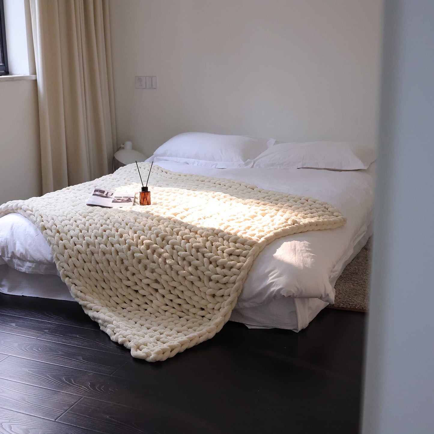 Maetoow Chenille Chunky Knit Blanket Throw （40×50 Inch）, Handmade Warm & Cozy Blanket Couch, Bed, Home Decor, Soft Breathable Fleece Banket,Graduation Gifts, Cream