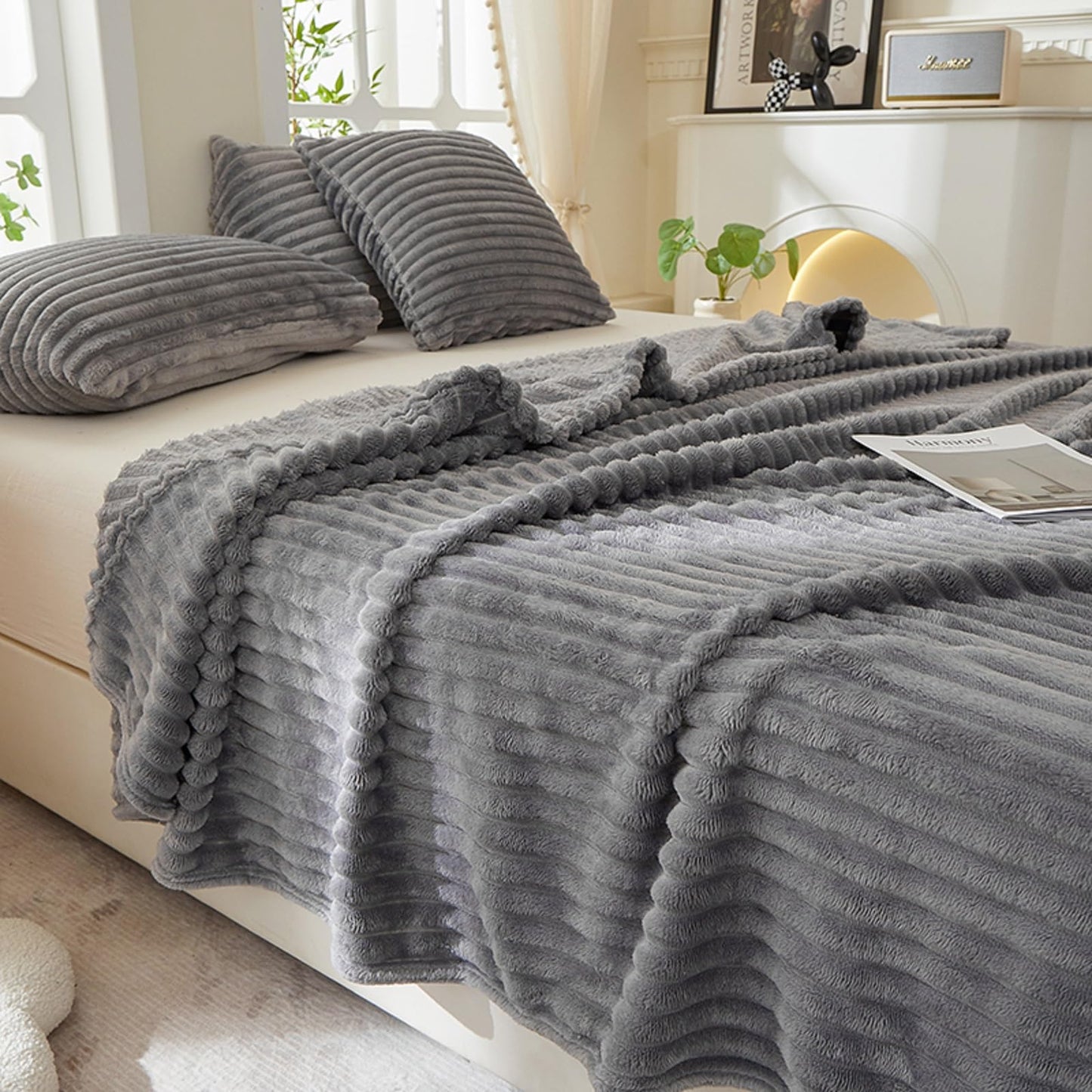 Plush 3D Stripe Fleece Throw Blanket for Couch, Ultra Soft & Warm All-Season Comfort, Lightweight Cozy Throws for Sofa Bed Dorm, for Women Girls (Light Gray, Full/Queen（80 * 90in）)