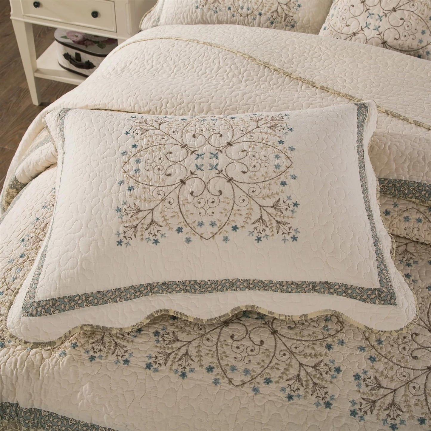 ROOMLIFE Quilt Set Queen Size 3D Floral Embroidery Pattern 3-Piece Cotton Reversible Quilted Embroidered Decorative Bedspreads Coverlet Bedding Set, Lightweight &Soft, All Season(86.6" X 94.4")