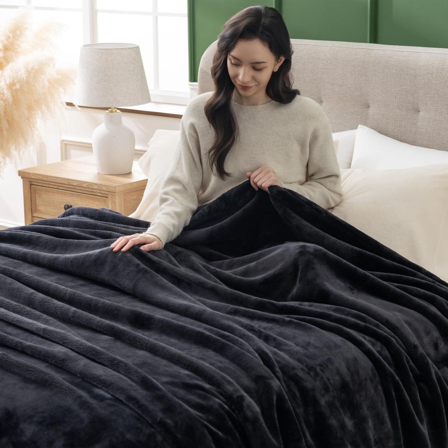 Sushing Micorfiber Fleece Blanket, Heavyweight Warm Plush Blanket, Room Home Decor for Couch Bed Sofa, 70in x 90in, Black