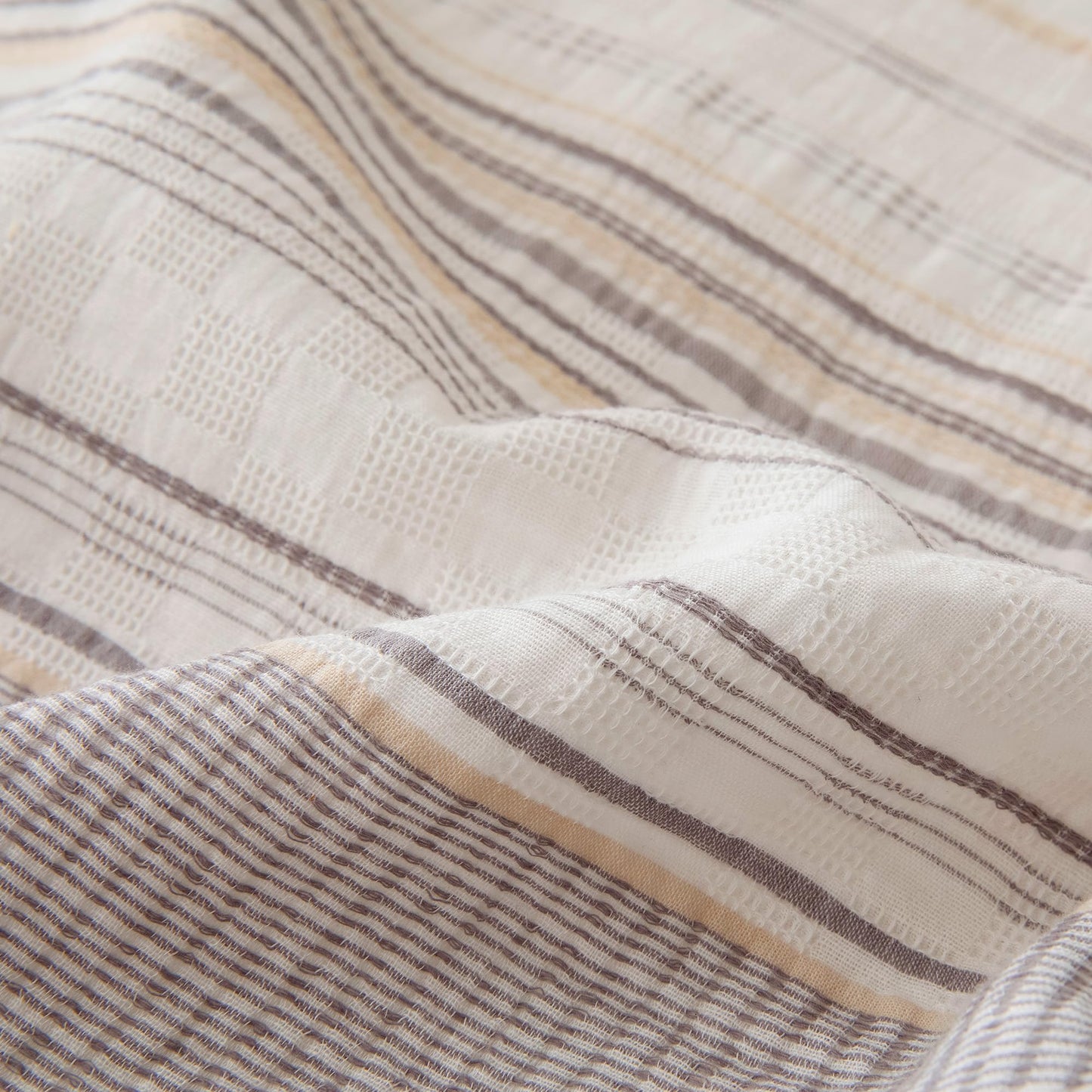 Amazon Basics Comforter Set, 3-Piece Jacquard Comforter and 2 Pillow Shams, All-Season Bedding, Queen, Beige Striped