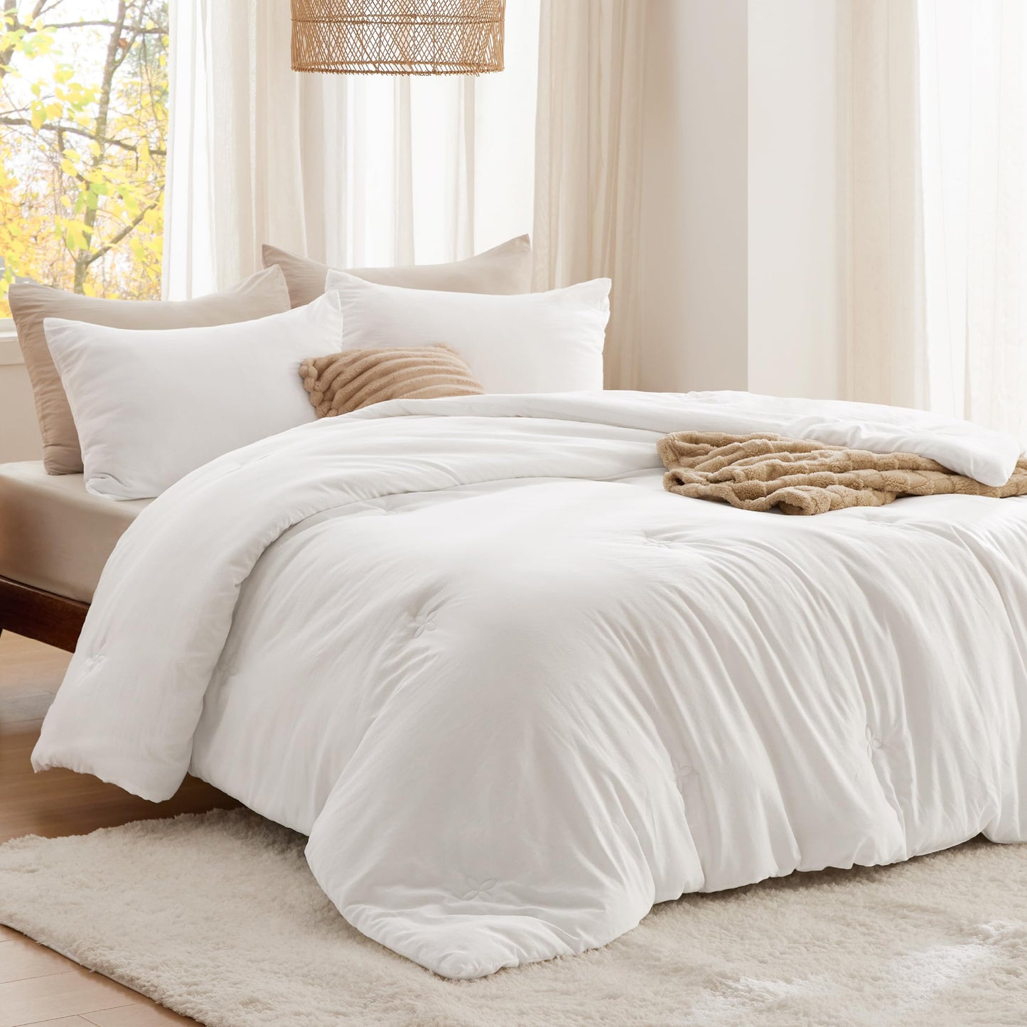 Bedsure Queen Comforter Set White, Soft Prewashed Queen Size Bedding, Quilted Comforter with Clover Design, Down Alternative Comforter for All Seasons, 3 Pieces Bed Set with 2 Pillow Shams