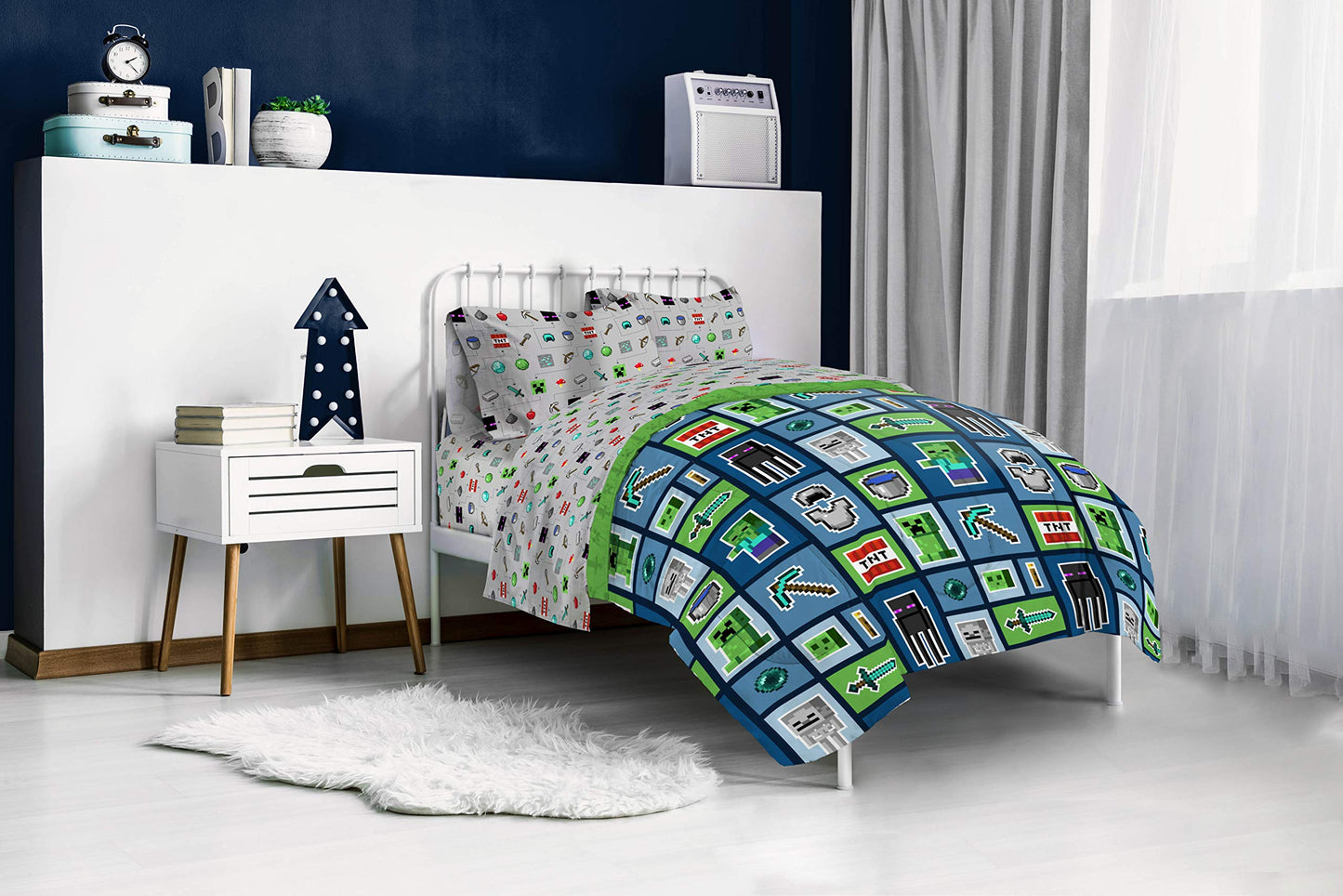 Jay Franco Minecraft Monster Hunters 5 Piece Full Bed Set - Includes Reversible Comforter & Sheet Set - Bedding Features Creeper - Super Soft Fade Resistant Microfiber (Official Minecraft Product)