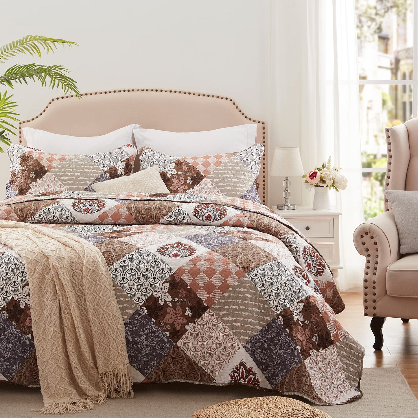 King Size Quilt Set 3 Pieces Lightweight Reversible Bedspread-98''x106'' Soft Patchwork Floral Coverlet Luxurious Warm Microfiber Bed Cover for All Seasons Brown Bedding Set(1 Quilt,2 Pillow Shams)