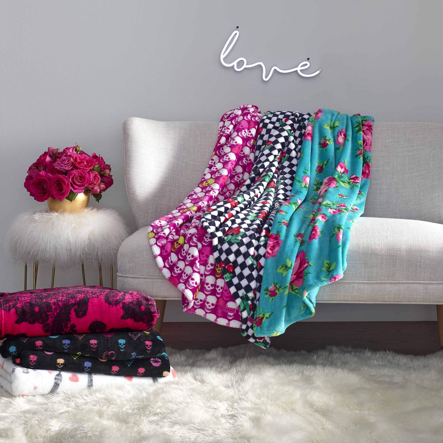 Betsey Johnson - Blanket, Buttery-Soft Throw Blanket for Couch or Bed, Boldly Plush & Oversized Bedding (Bouquet Day, 50" x 70")