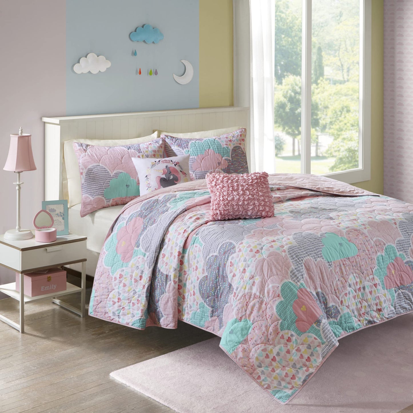 Intelligent Design Kids Reversible Cotton Quilt Set - Vibrant Fun, Playful Print, All Season Children Bedding Coverlet Bedspread, Decorative Pillow, Bedroom Décor, Full/Queen, Cloud Pink 5 Piece