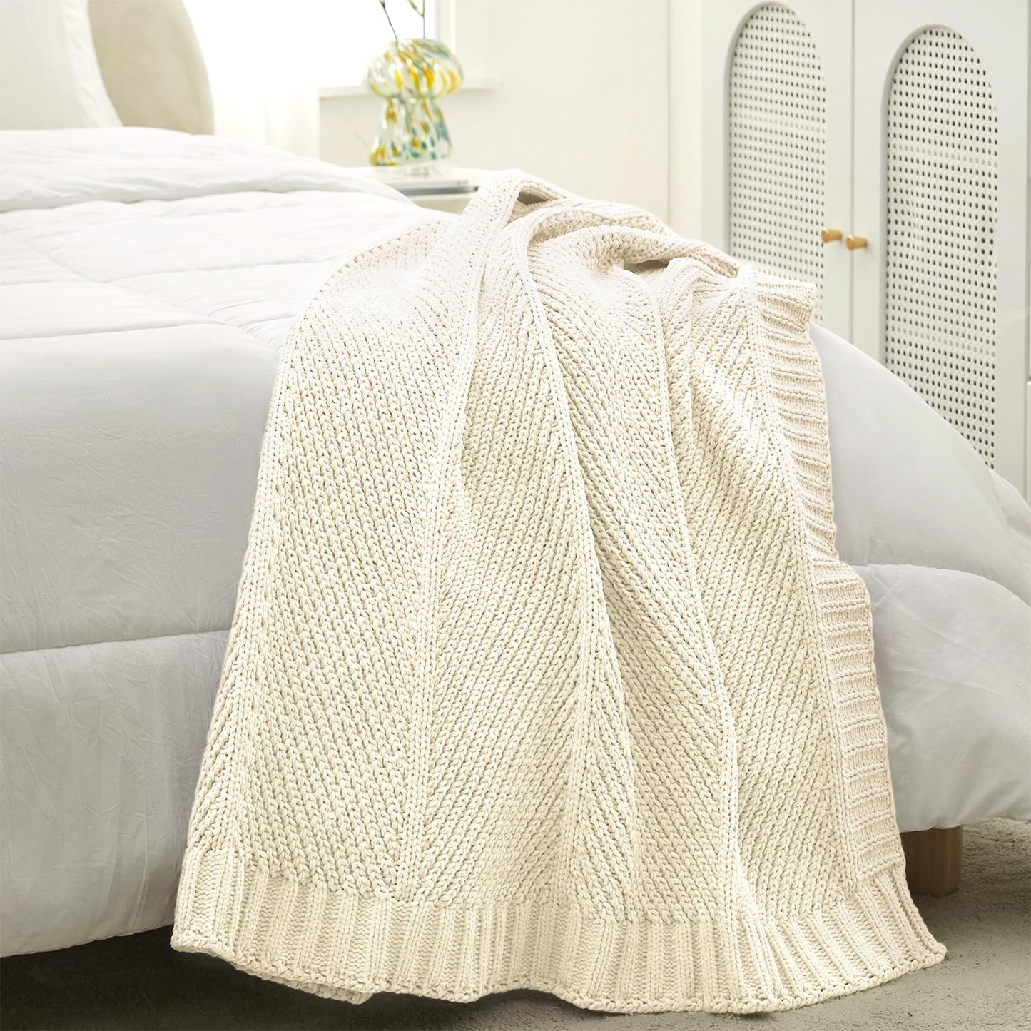 Amélie Home Knit Throw Blanket, Soft Chenille Cozy Breathable Chevron Chunky Decorative Blanket for Couch, Bed & Sofa, French-Inspired Lightweight Warm Gift for Women, Ivory, 50"x60"