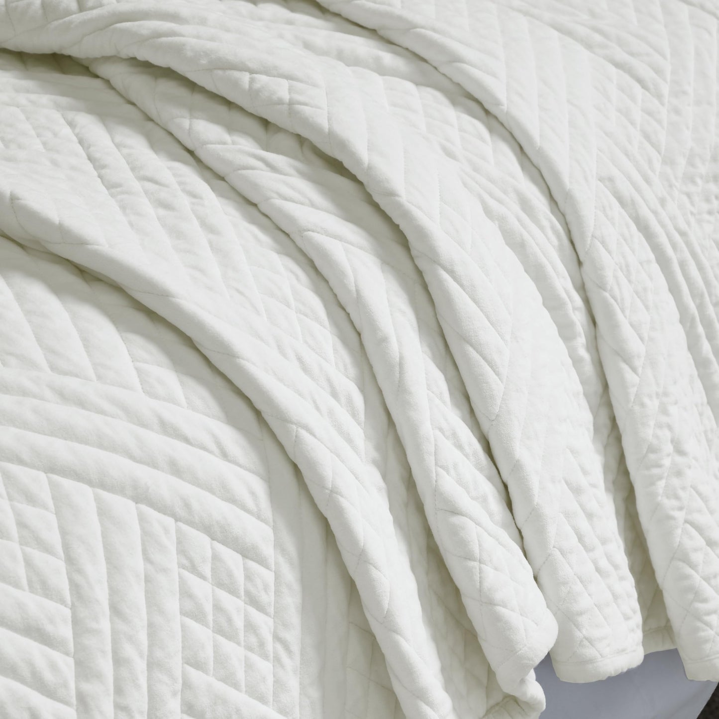 Superior 100% Cotton Velvet 3-Piece Quilt Set, 1 Lightweight Breathable Coverlet, 2 Pillow Shams, Comfy Home Essential Bedding, Cotton Fill, Geometric Aesthetic, Karina Collection, Queen Size, White