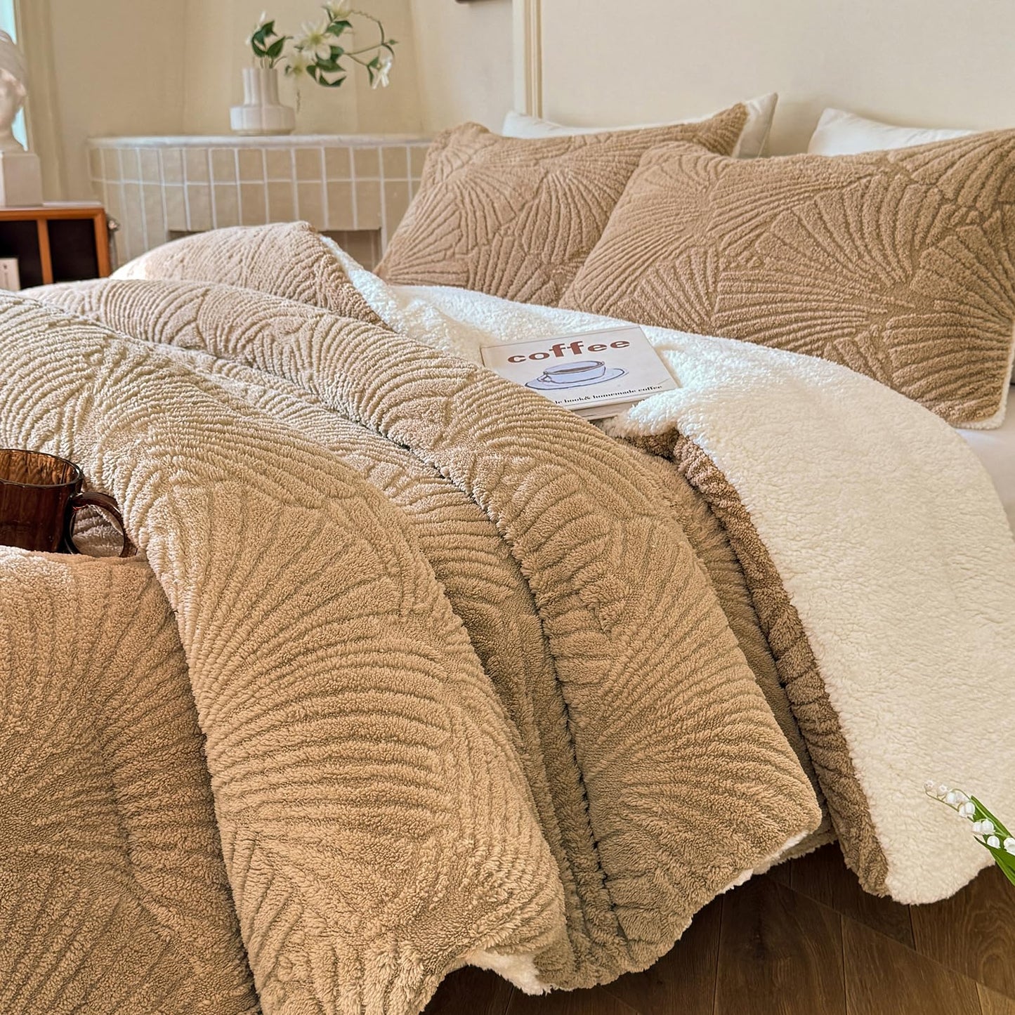 tohrisa Seashell Jacquard Sherpa Comforter Set Warm Cozy Premium Bedding 3 Pieces, King Size Geometric Pattern Quilt Comforter with 2 Pillowcases(104"X90" Beige)