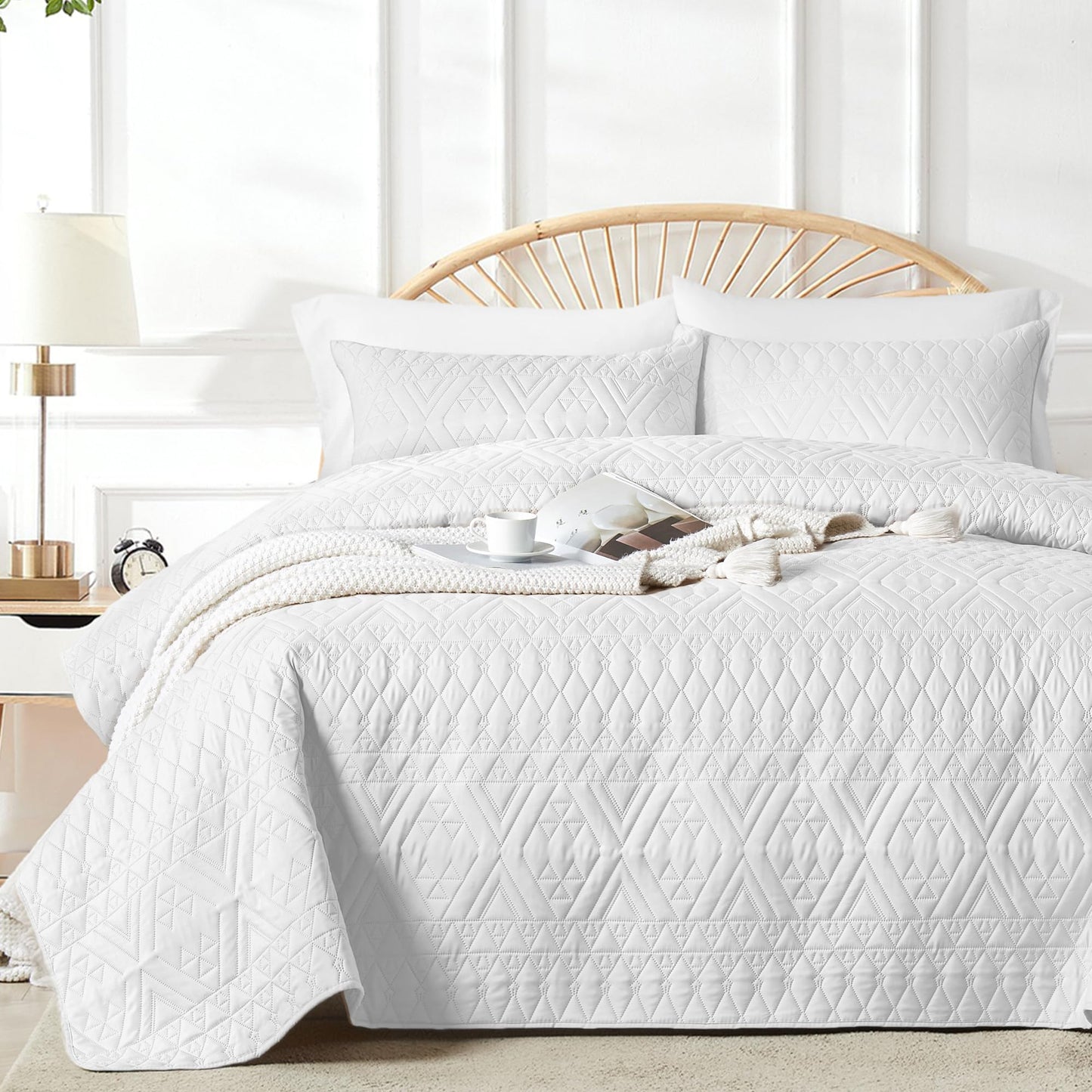 akkialla King/Cal King Size Quilt Bedding Set,White Lightweight Microfiber Soft Bedspread,Modern Style Geometric Pattern Coverlet Set for All Seasons,3 Piece(1 Quilt,2 Pillow Shams)