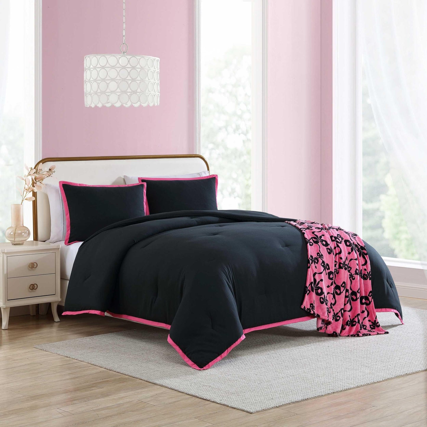 Betsey Johnson - Queen Comforter Set with Shams & Bonus Plush Throw Blanket, Soft & Lightweight Bedding, Dorm Room Essentials, Signature Hotel Solid Black